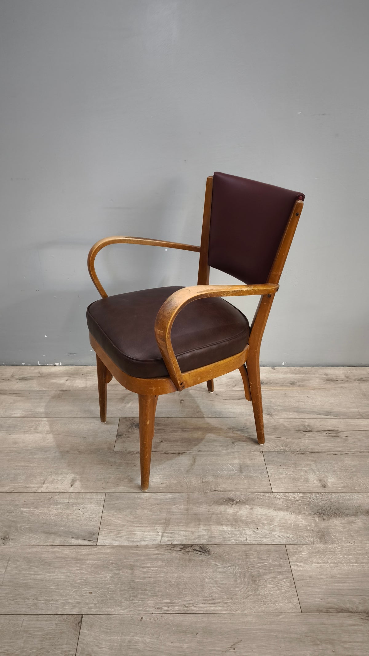 93259 Poltroncina in legno con seduta e schienale in similpelle marrone