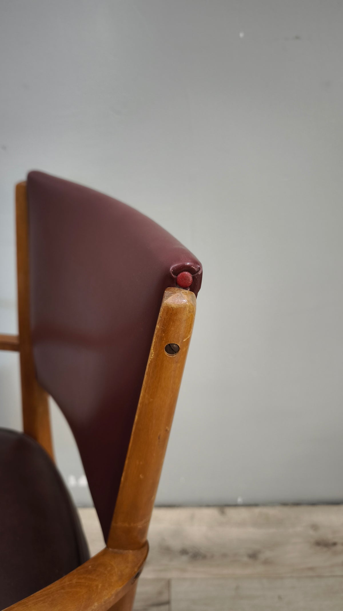 93259 Poltroncina in legno con seduta e schienale in similpelle marrone