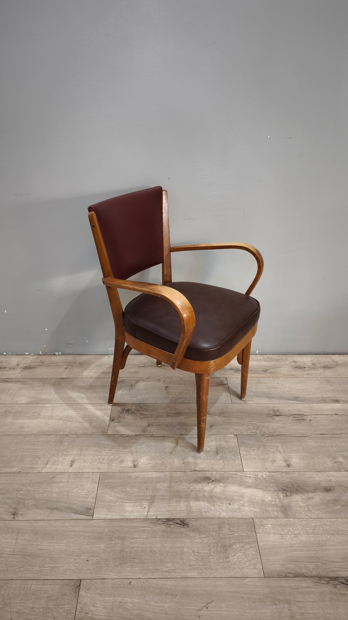 93259 Poltroncina in legno con seduta e schienale in similpelle marrone