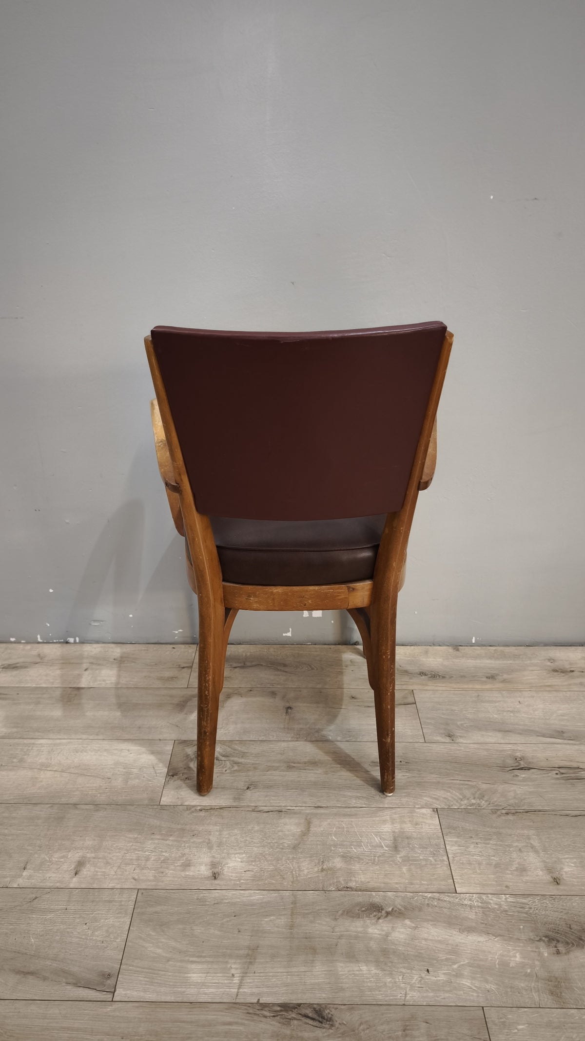 93259 Poltroncina in legno con seduta e schienale in similpelle marrone