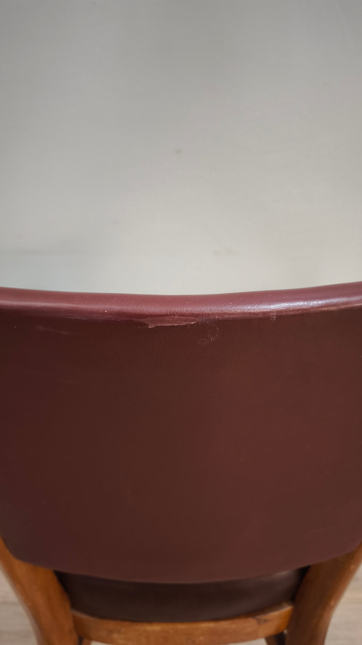 93259 Poltroncina in legno con seduta e schienale in similpelle marrone