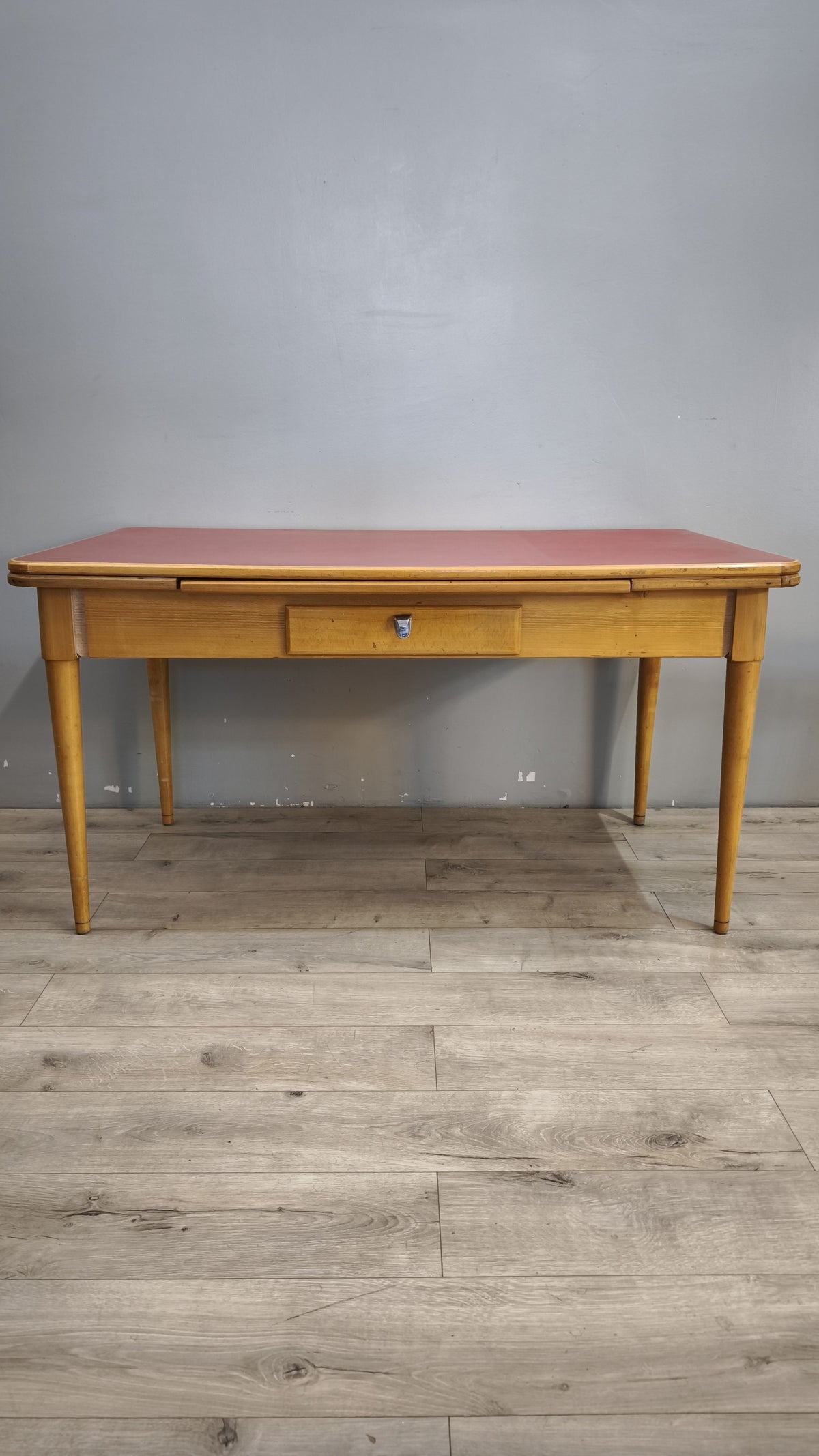 93258 Tavolo allungabile con piano in formica rossa
