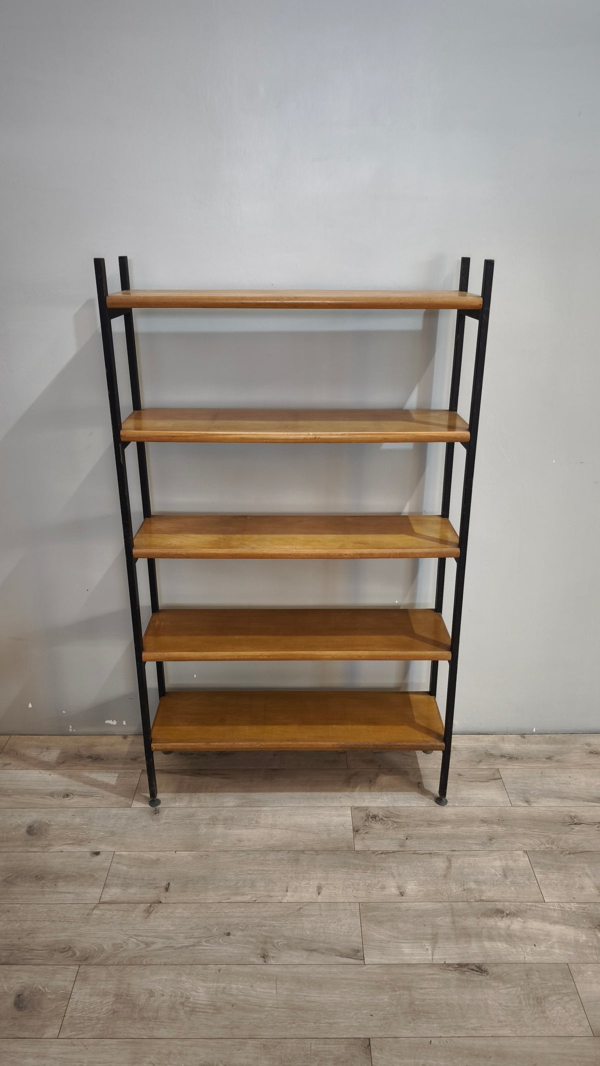 93279 Libreria con struttura in ferro e ripiani in legno