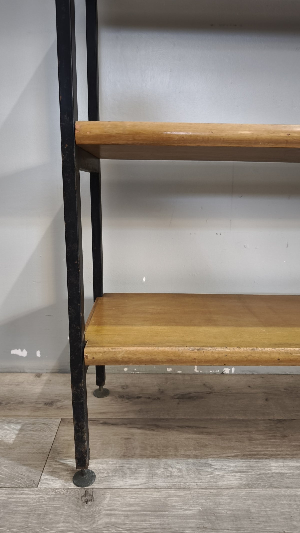 93279 Libreria con struttura in ferro e ripiani in legno