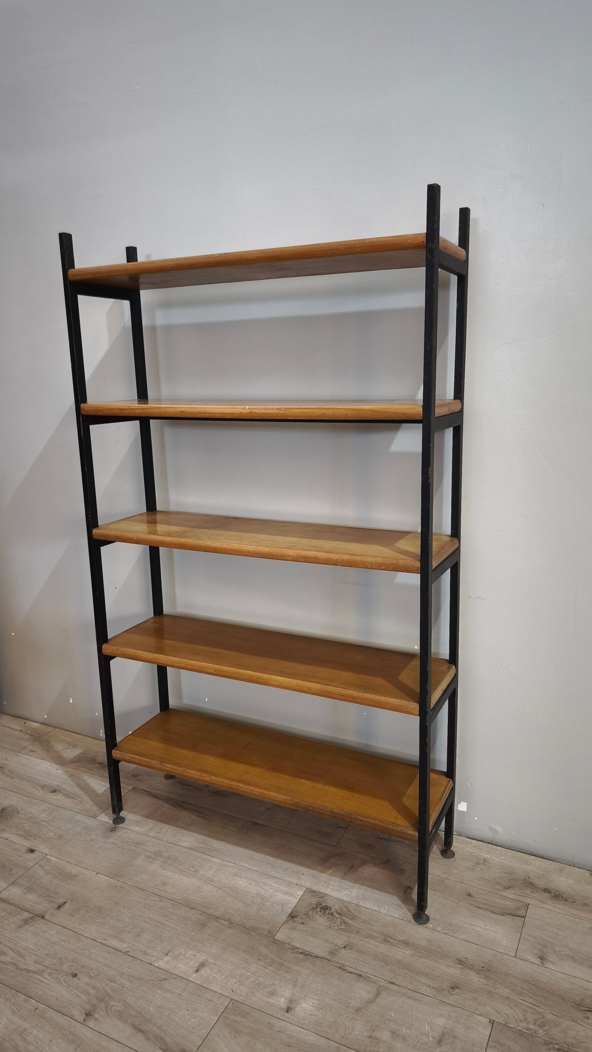 93279 Libreria con struttura in ferro e ripiani in legno