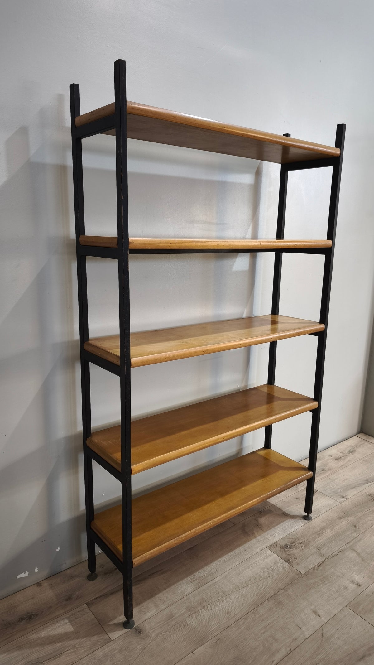 93279 Libreria con struttura in ferro e ripiani in legno