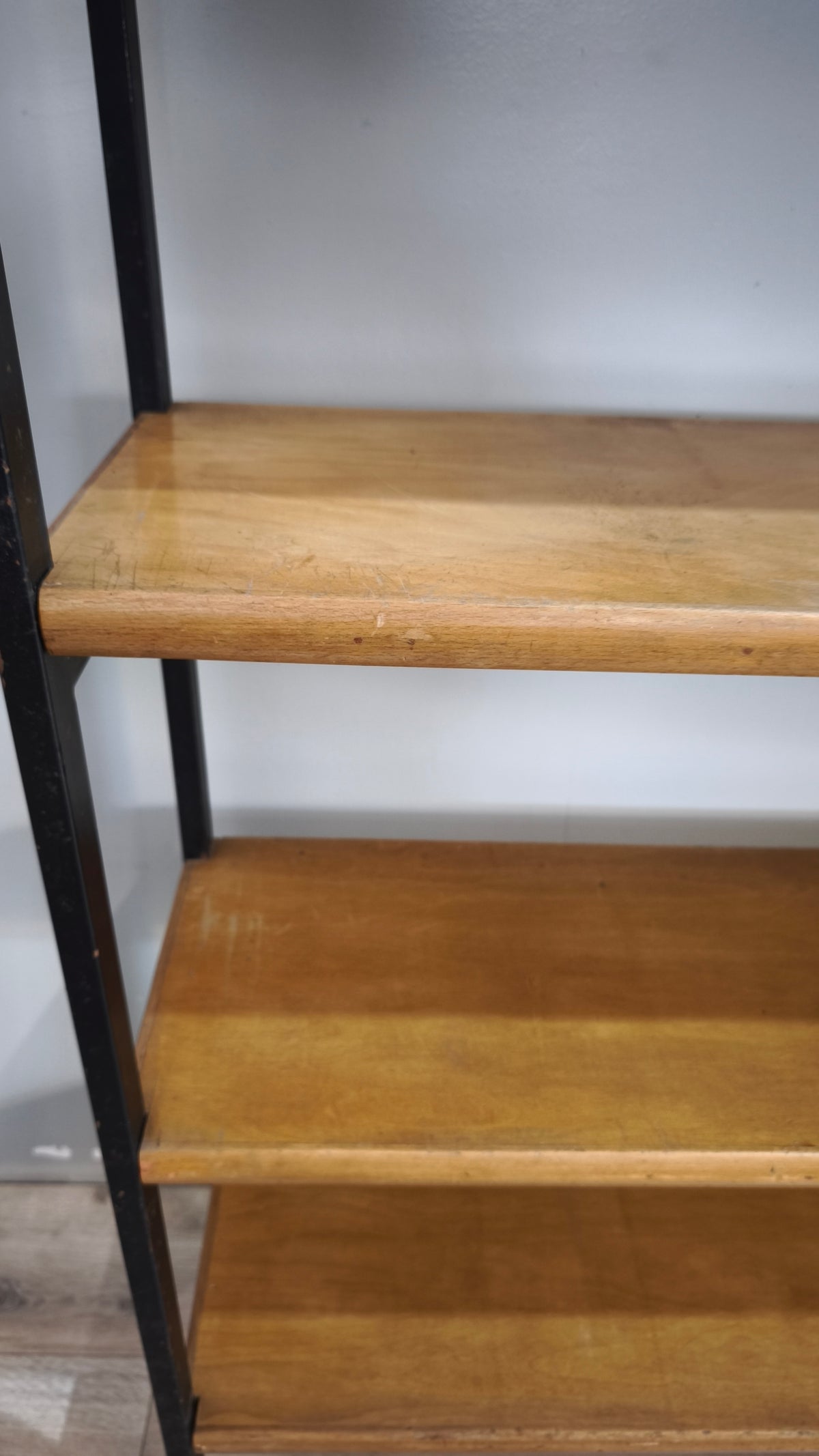 93279 Libreria con struttura in ferro e ripiani in legno