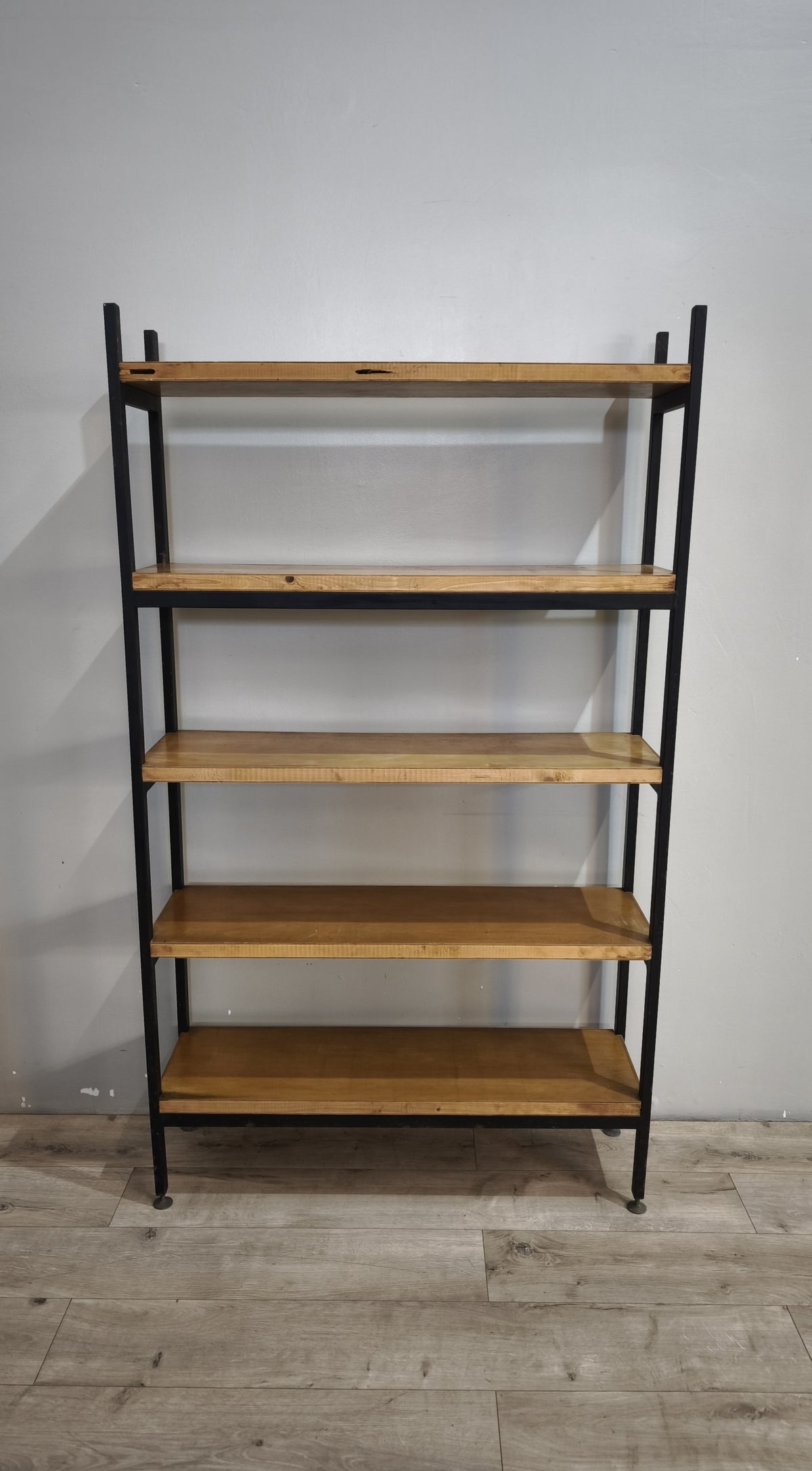 93279 Libreria con struttura in ferro e ripiani in legno