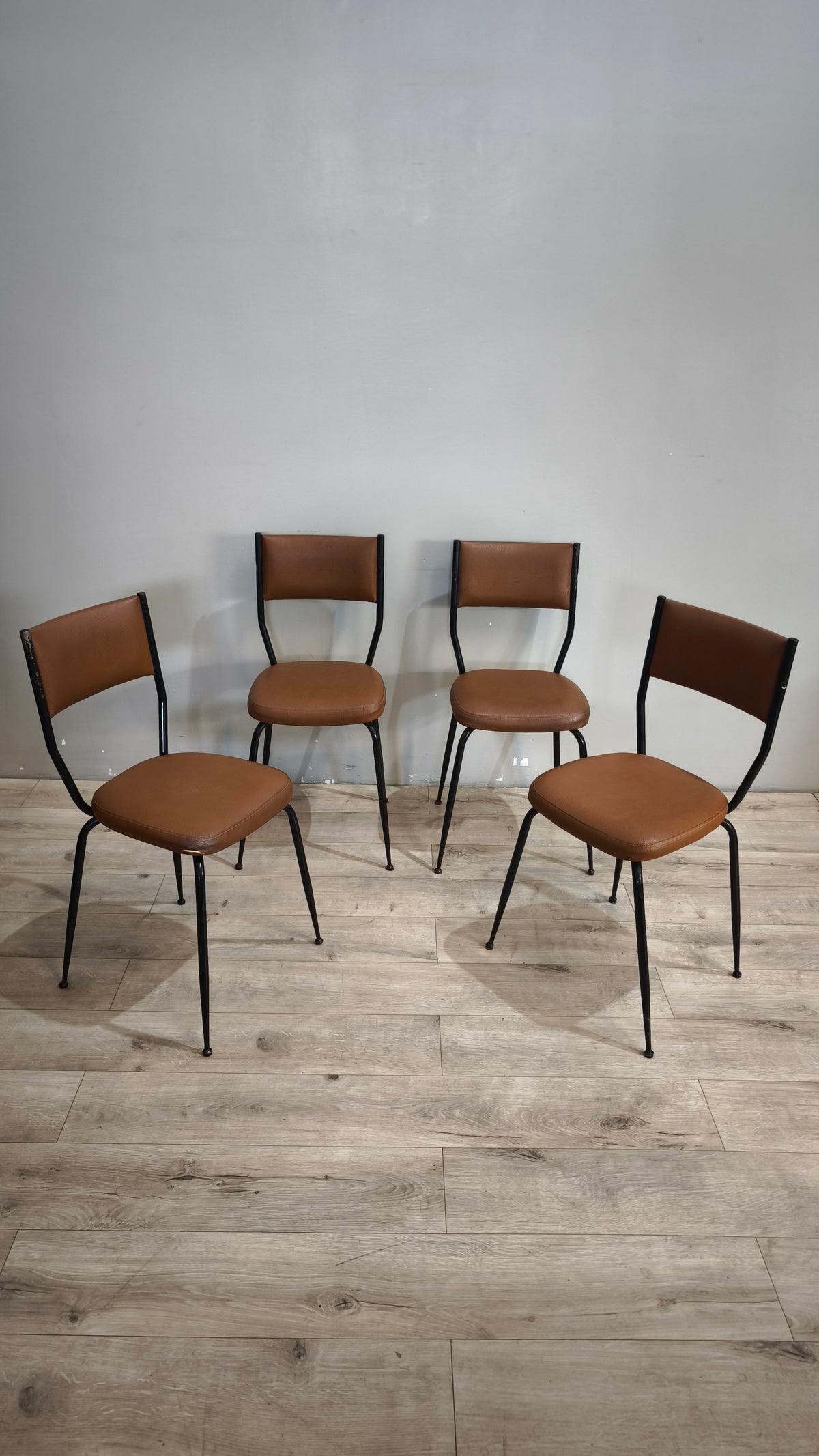93281 Set n 4 sedie anni '70 in ecopelle marrone