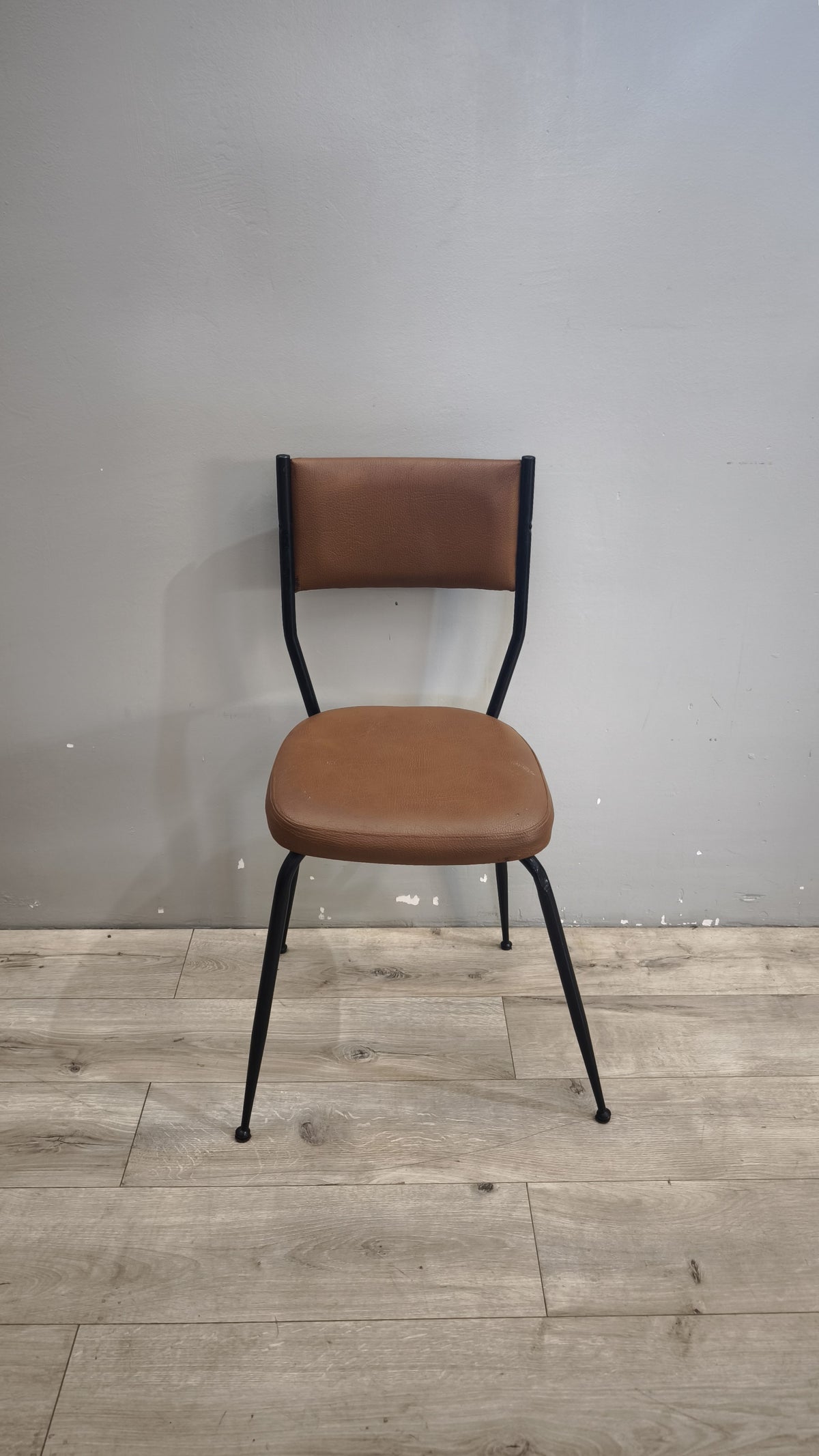 93282 Sedia anni '70 in ecopelle marrone