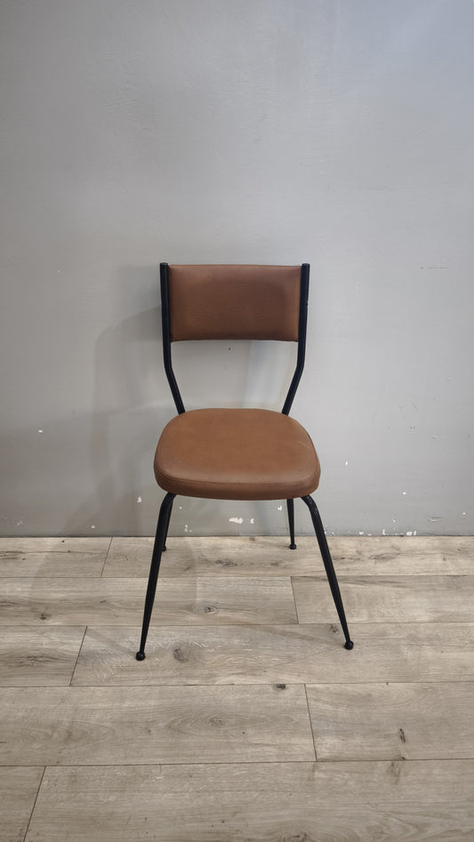 93282 Sedia anni '70 in ecopelle marrone
