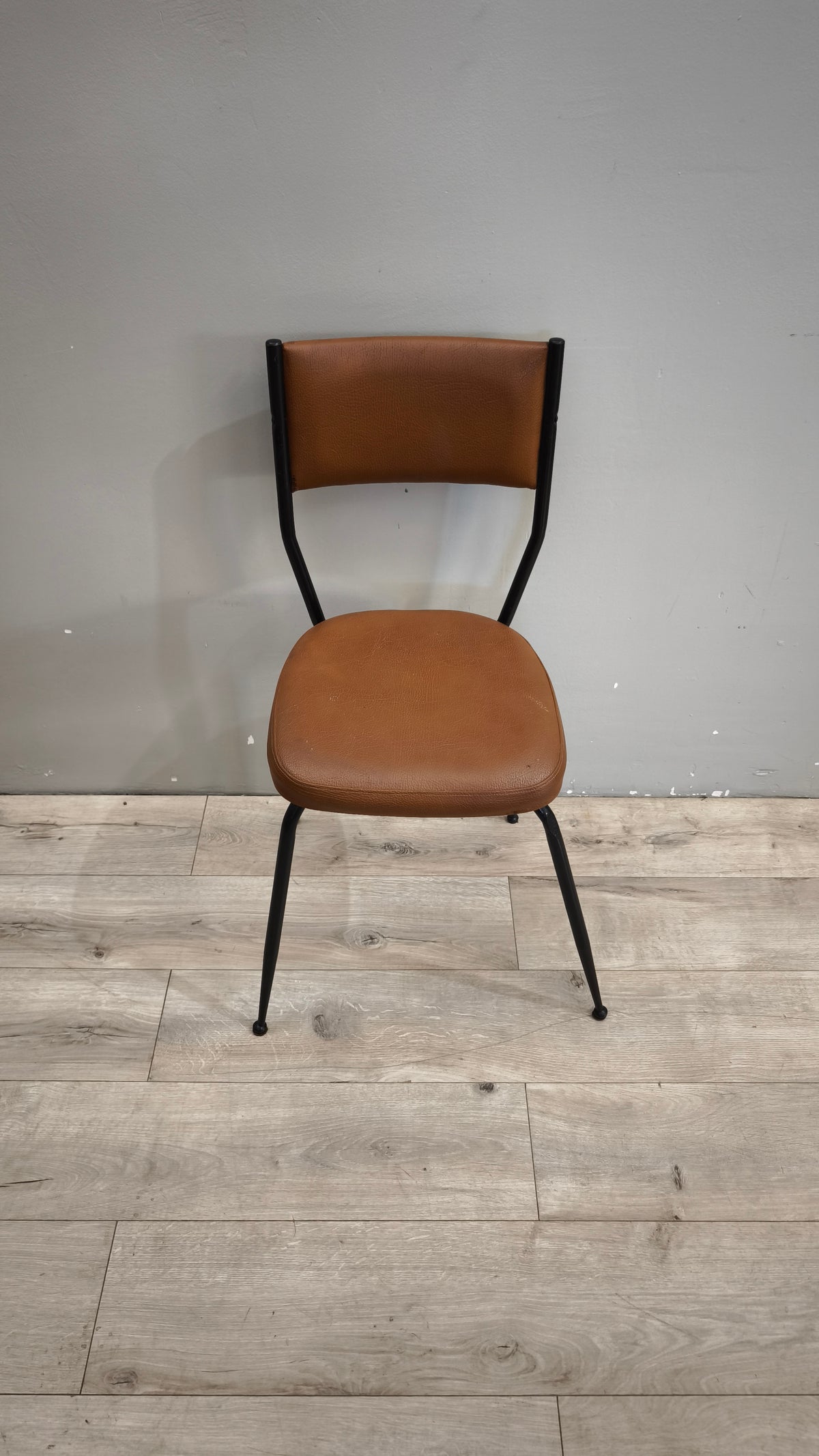 93282 Sedia anni '70 in ecopelle marrone