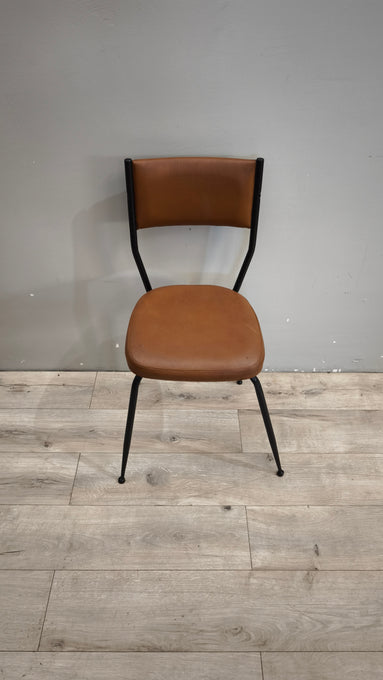 93282 Sedia anni '70 in ecopelle marrone
