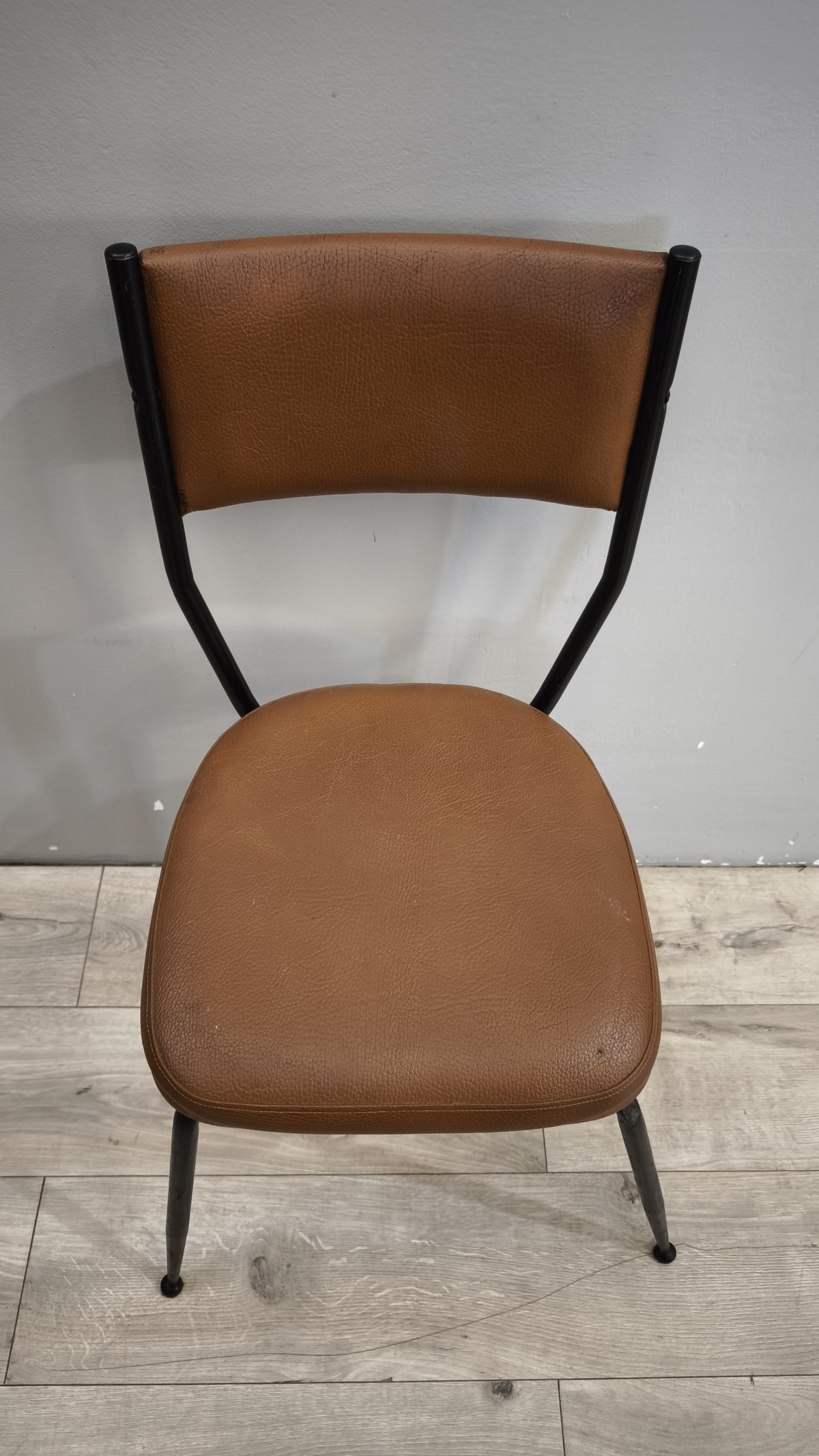 93282 Sedia anni '70 in ecopelle marrone