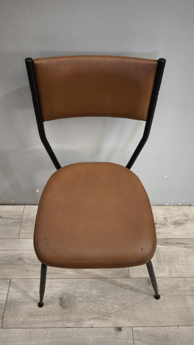 93282 Sedia anni '70 in ecopelle marrone