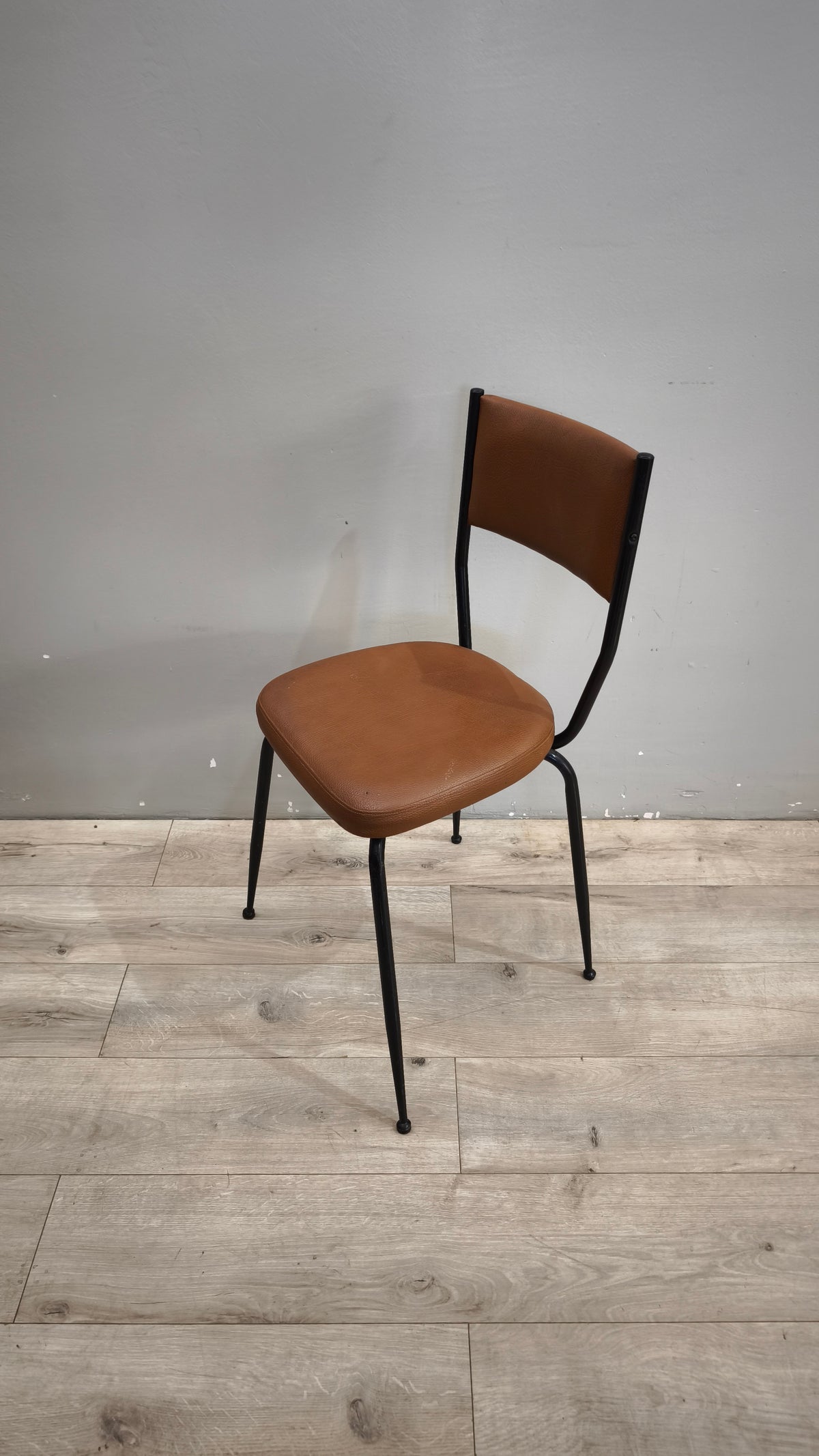 93282 Sedia anni '70 in ecopelle marrone