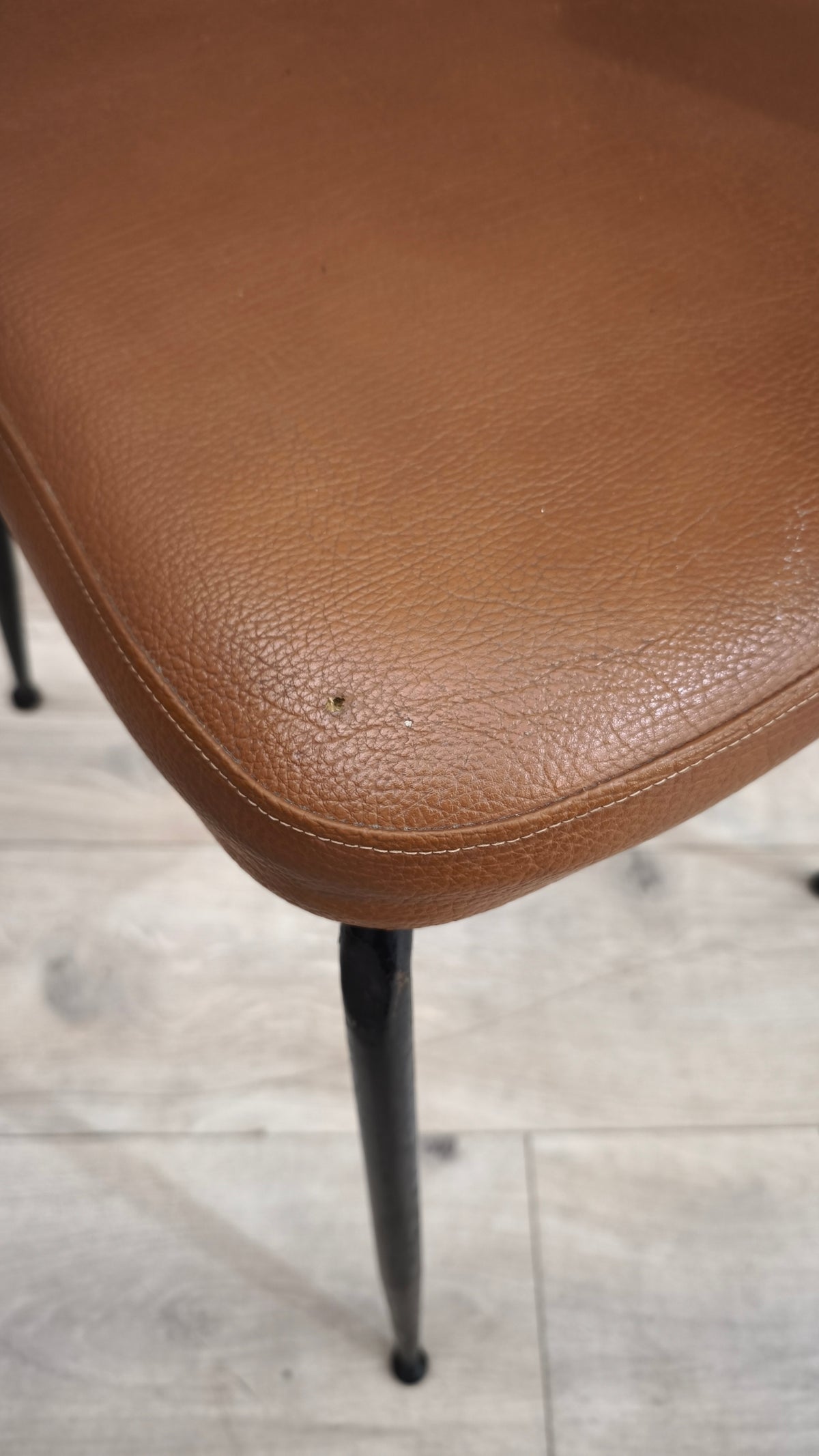 93282 Sedia anni '70 in ecopelle marrone