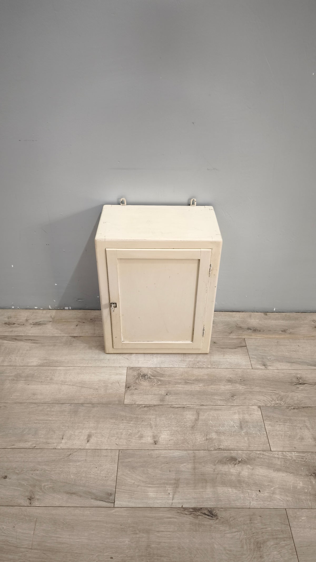 93285 Pensile bianco con specchio interno