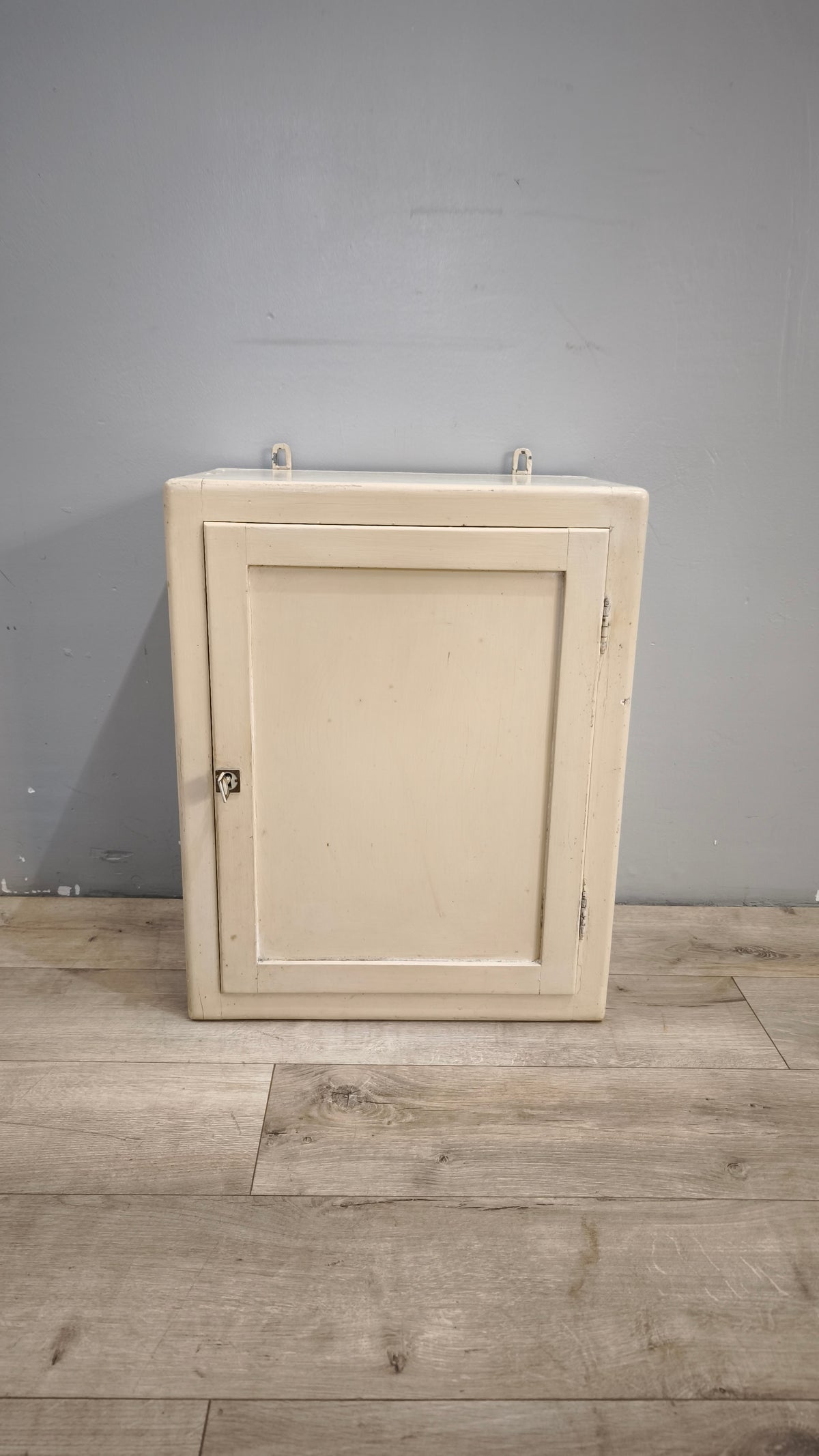 93285 Pensile bianco con specchio interno