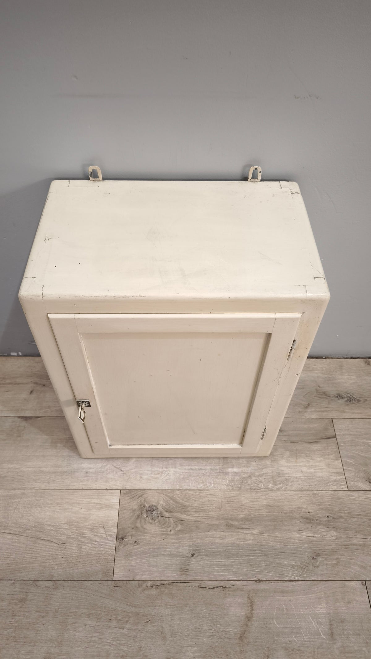 93285 Pensile bianco con specchio interno