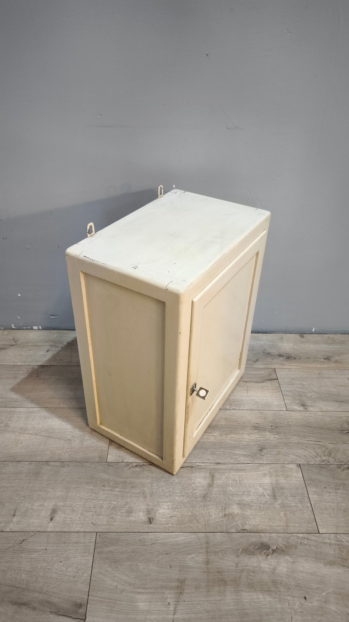 93285 Pensile bianco con specchio interno
