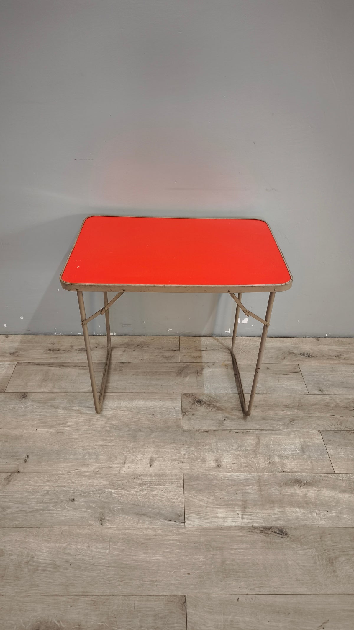 93309 Tavolo vintage pieghevole con piano rosso