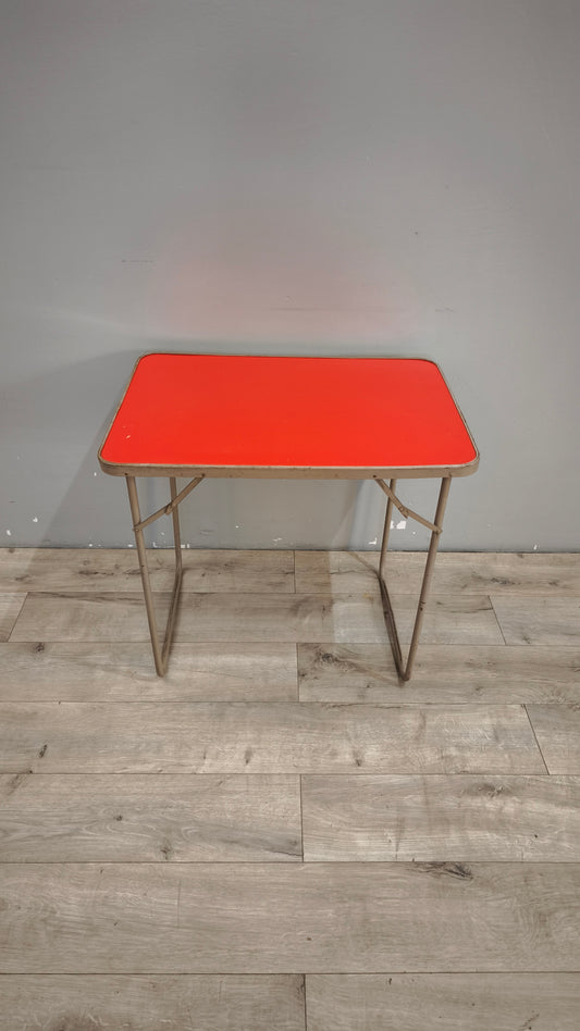 93309 Tavolo vintage pieghevole con piano rosso
