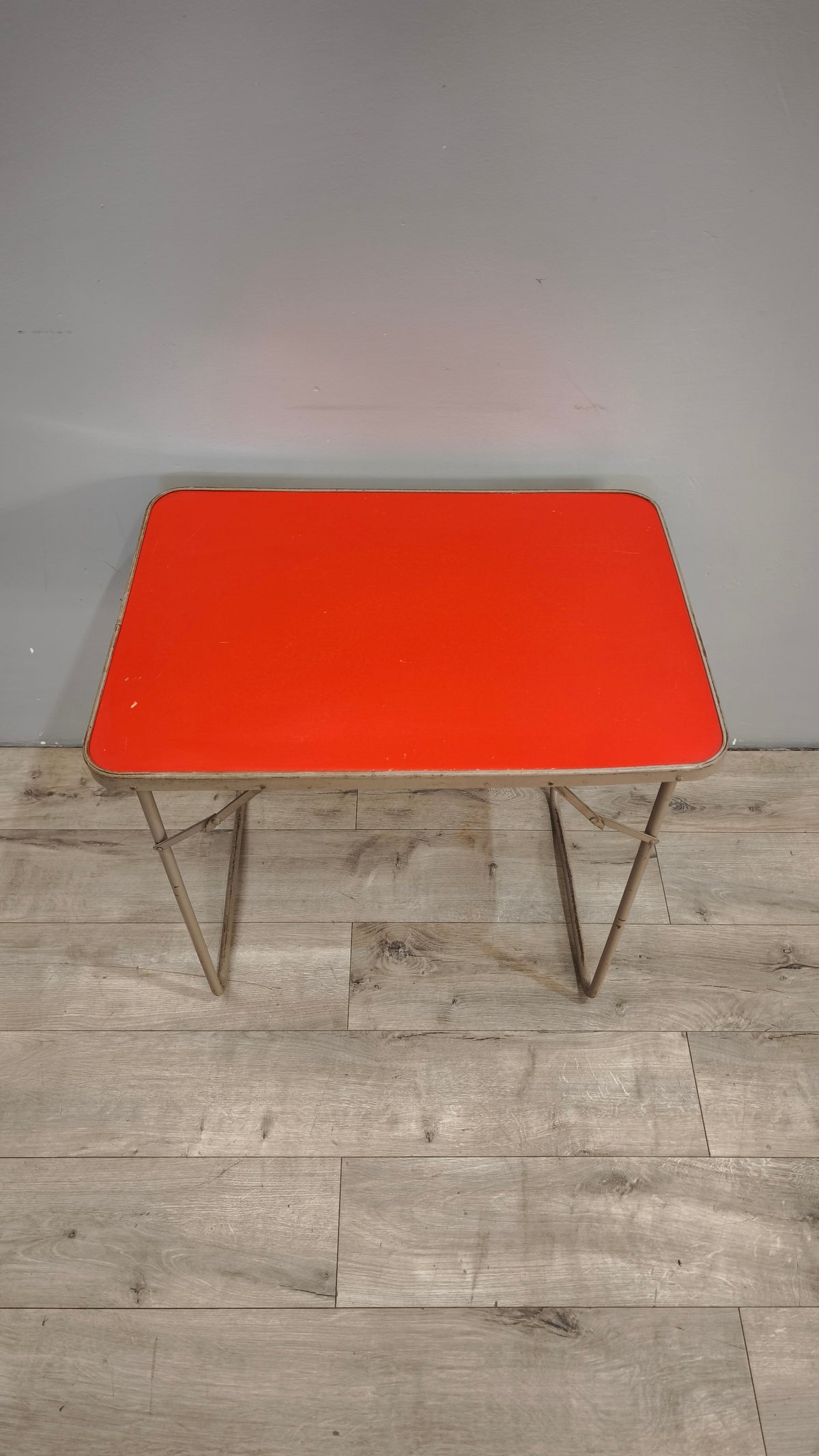 93309 Tavolo vintage pieghevole con piano rosso