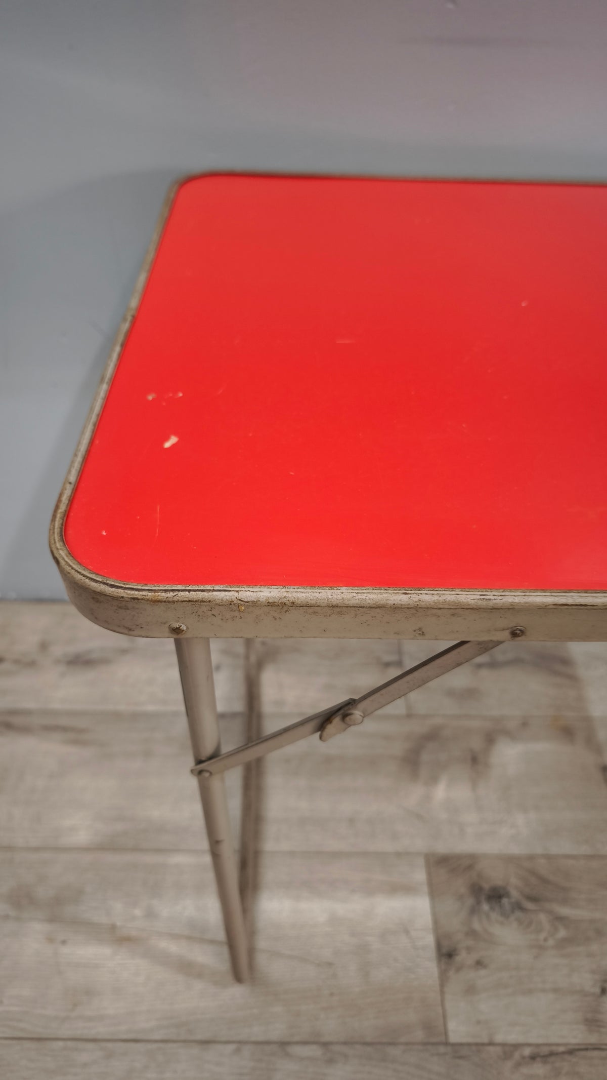 93309 Tavolo vintage pieghevole con piano rosso