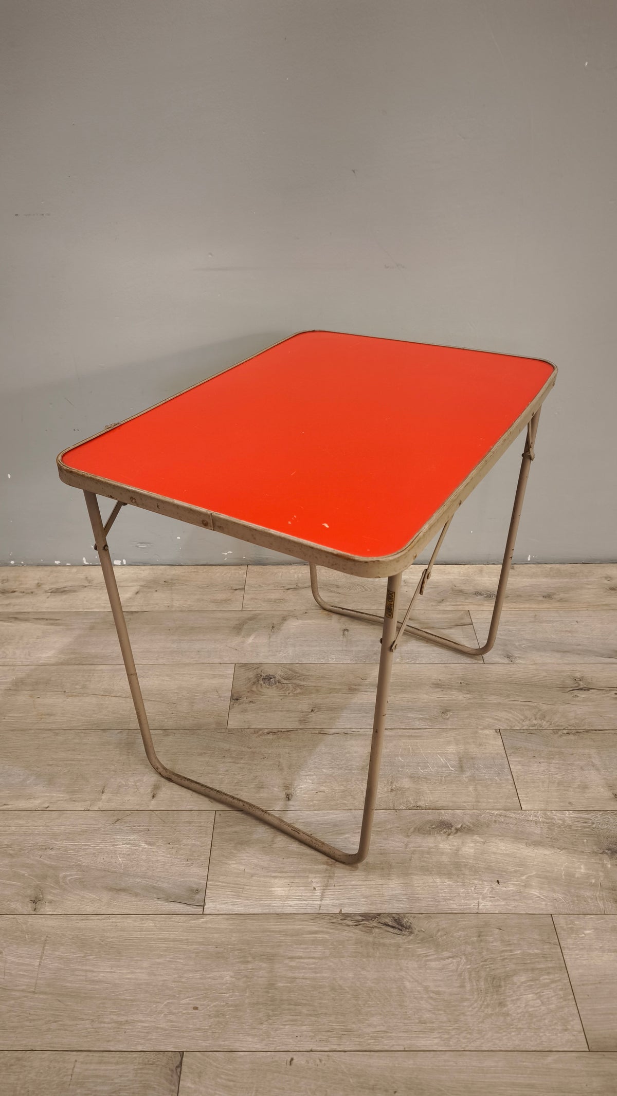 93309 Tavolo vintage pieghevole con piano rosso