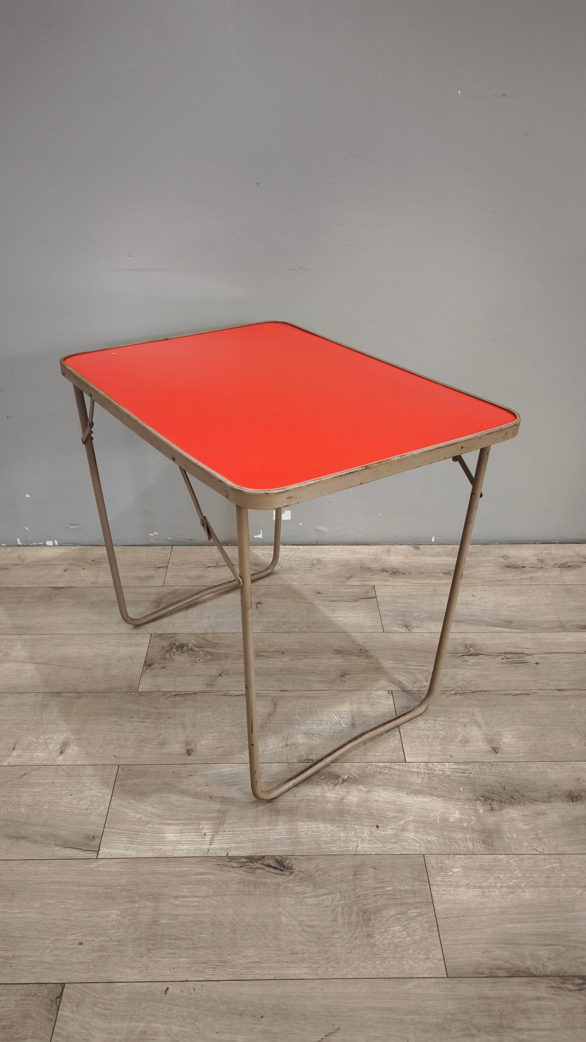 93309 Tavolo vintage pieghevole con piano rosso
