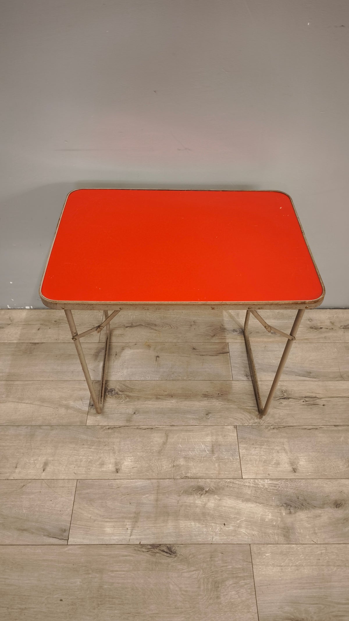 93309 Tavolo vintage pieghevole con piano rosso