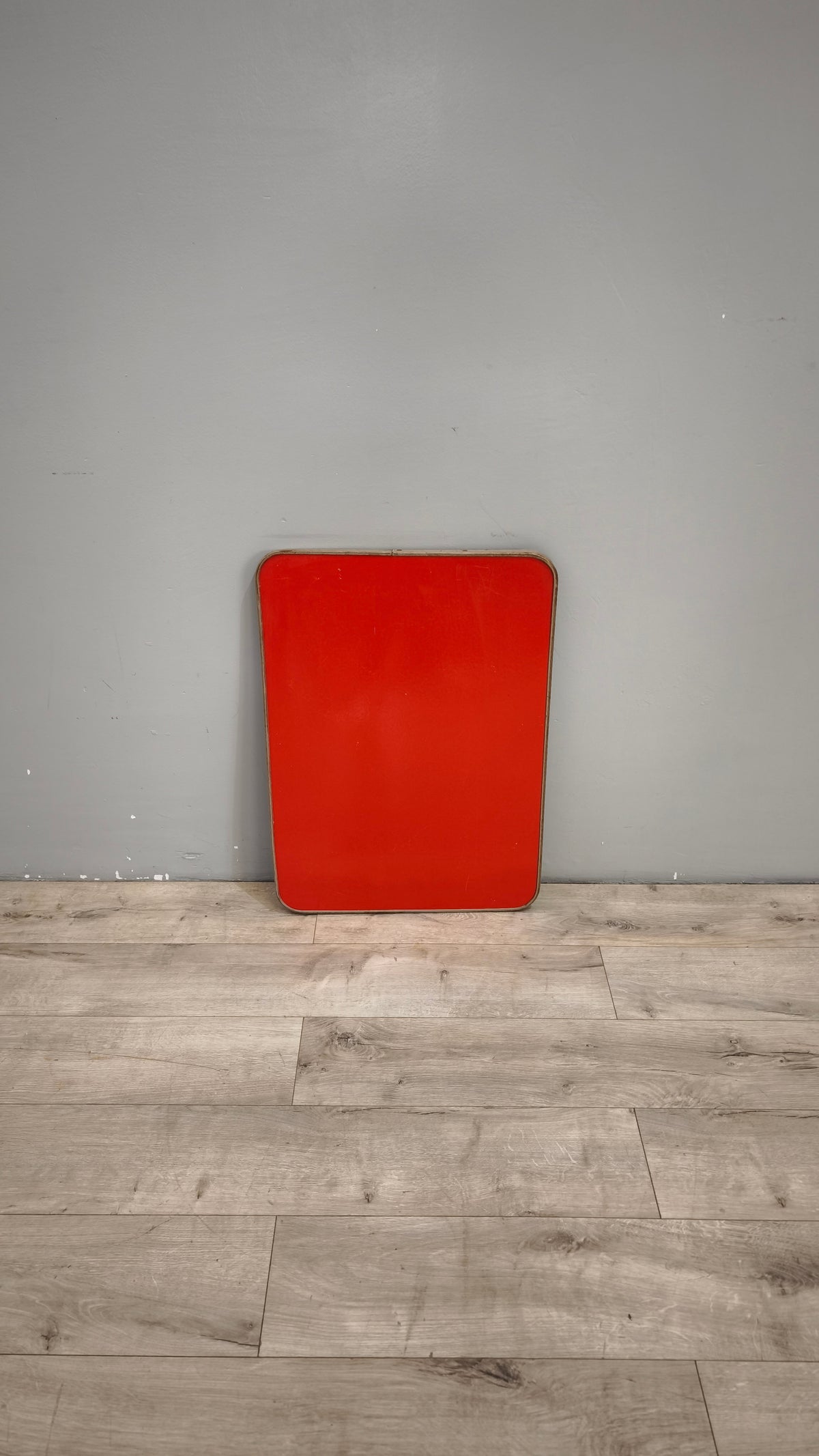 93309 Tavolo vintage pieghevole con piano rosso
