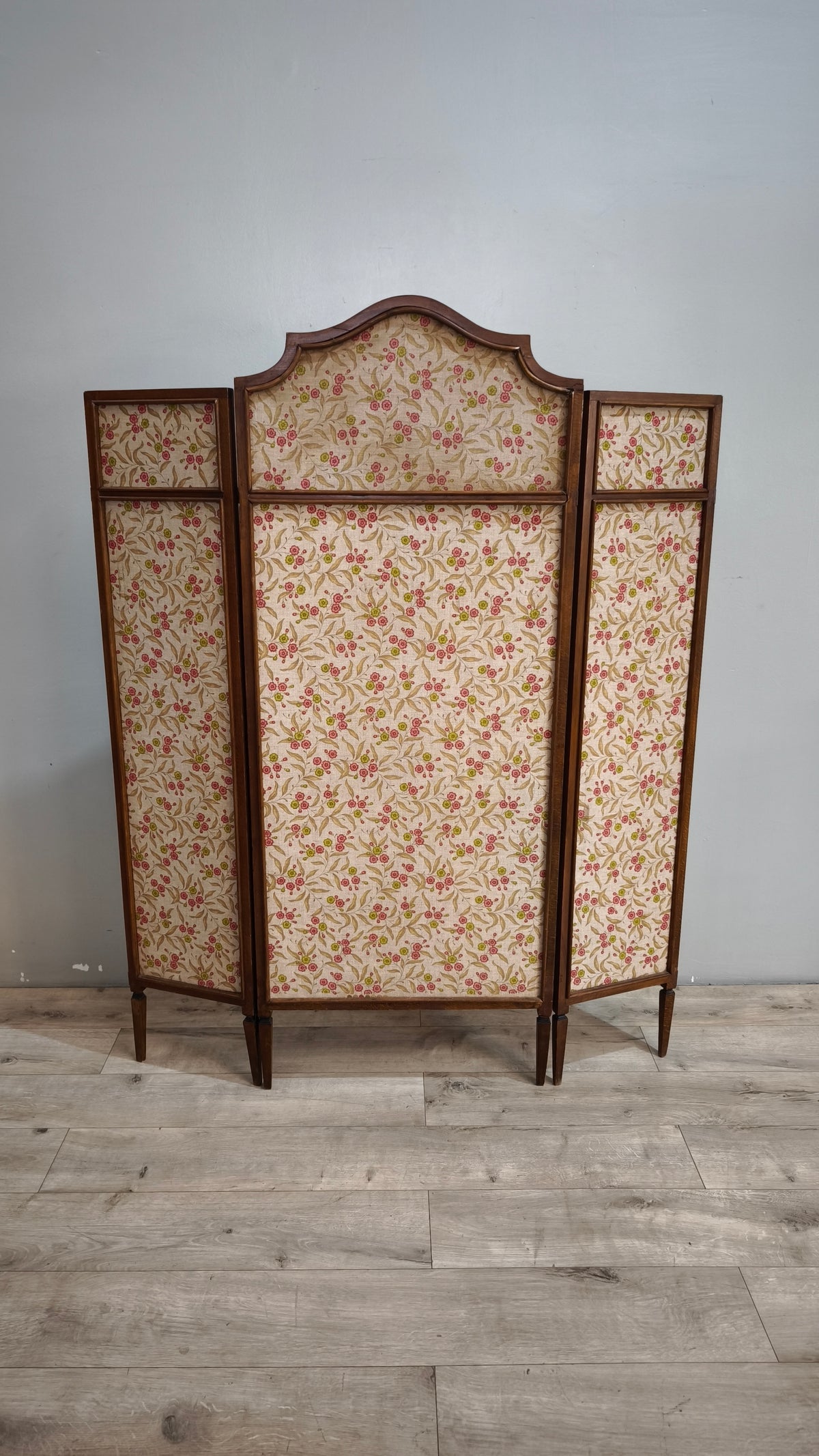 93314 Separé in legno e tessuto con decorazione a motivo floreale