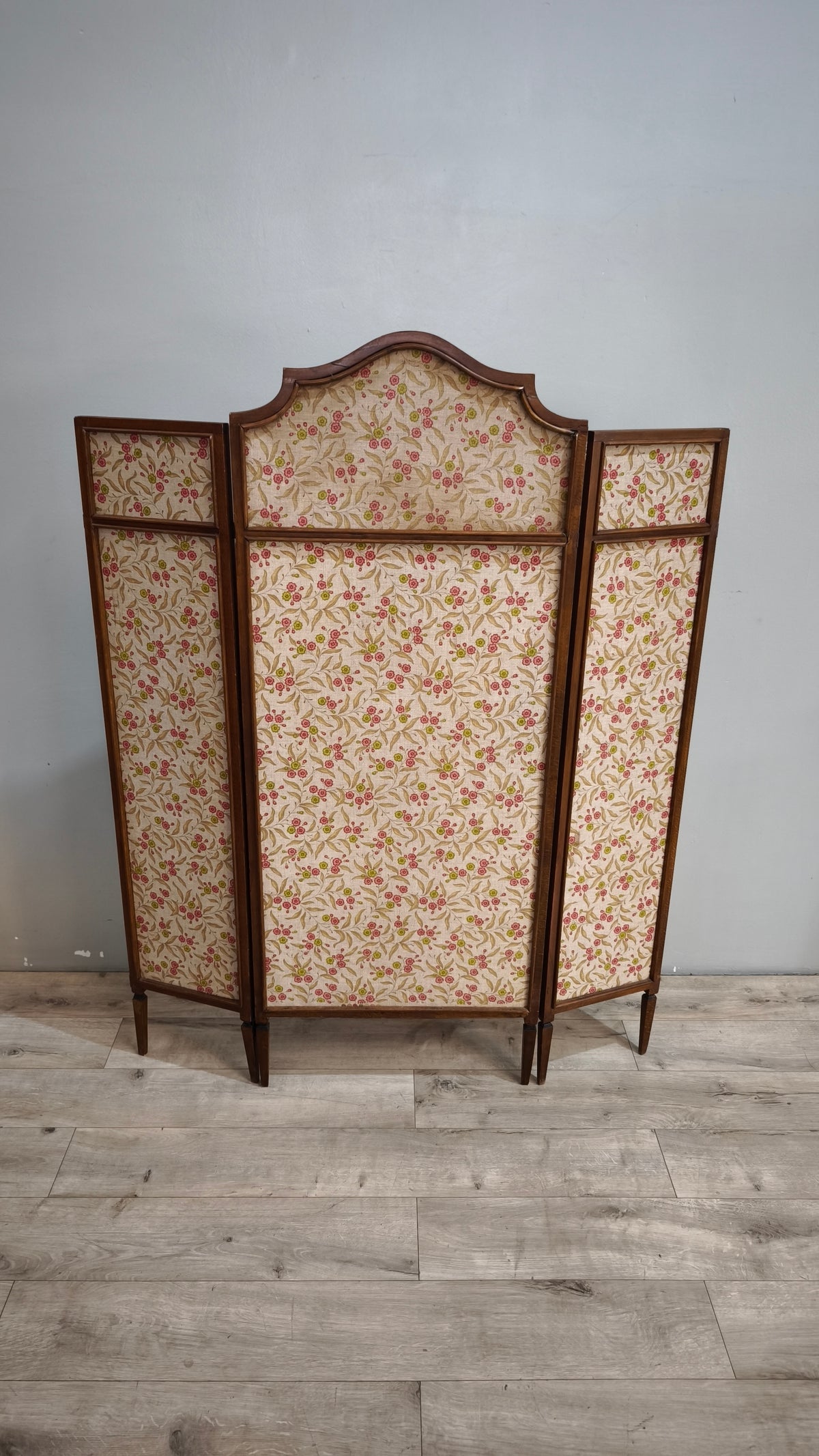 93314 Separé in legno e tessuto con decorazione a motivo floreale