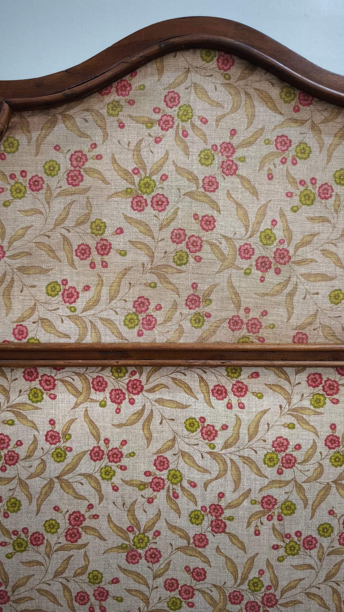 93314 Separé in legno e tessuto con decorazione a motivo floreale
