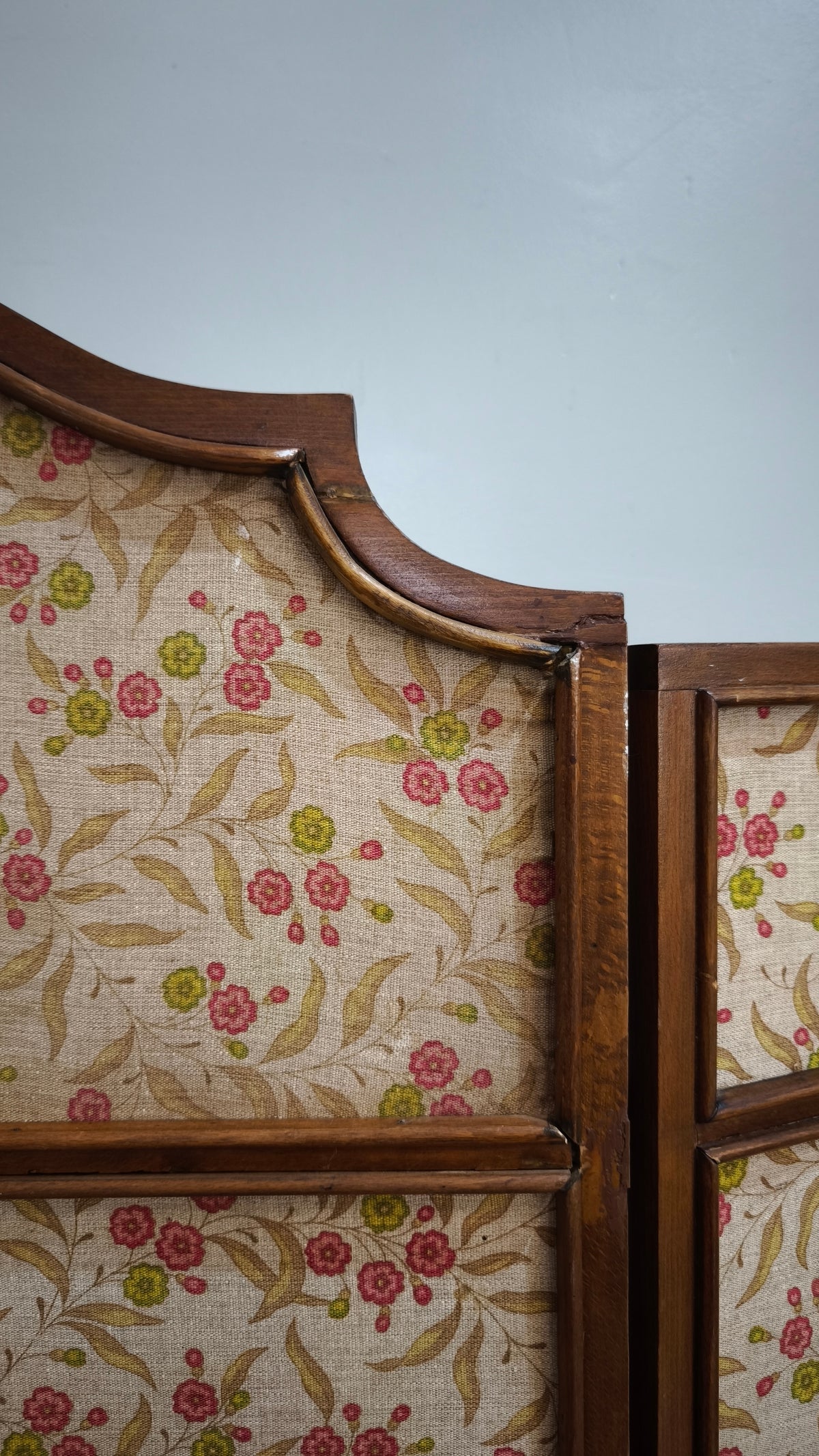 93314 Separé in legno e tessuto con decorazione a motivo floreale