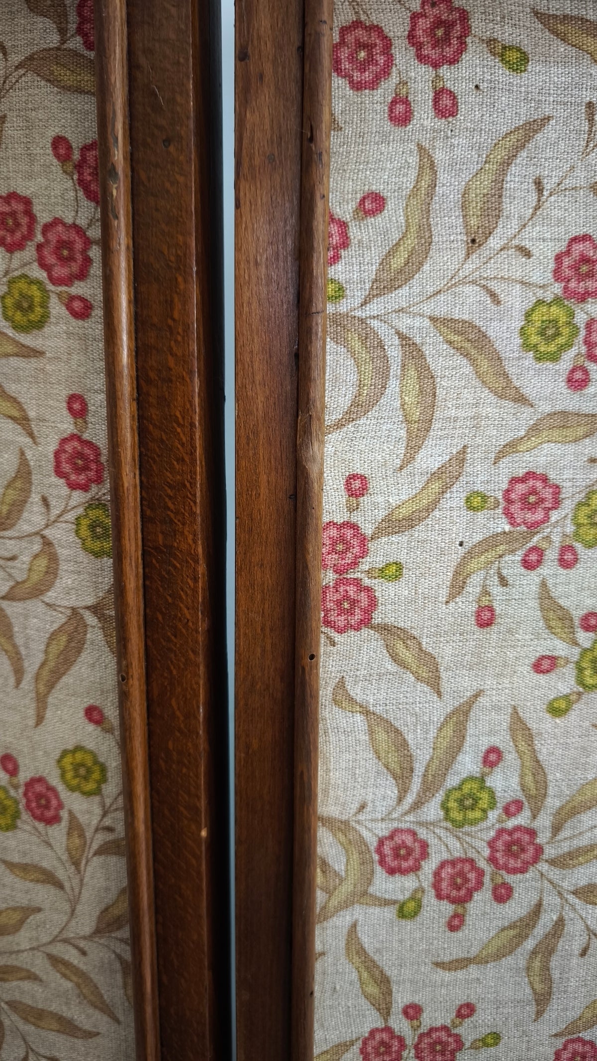 93314 Separé in legno e tessuto con decorazione a motivo floreale