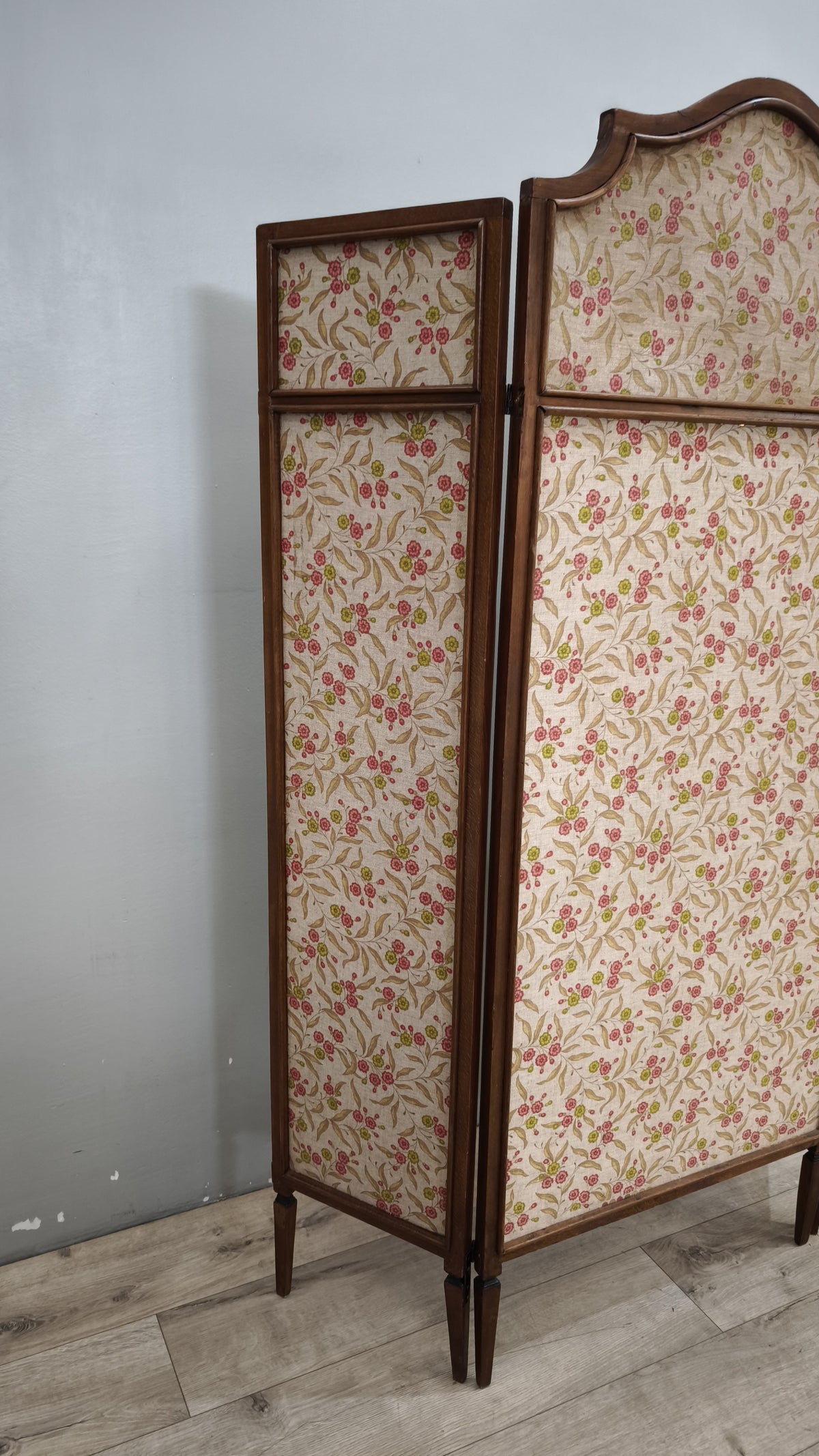 93314 Separé in legno e tessuto con decorazione a motivo floreale