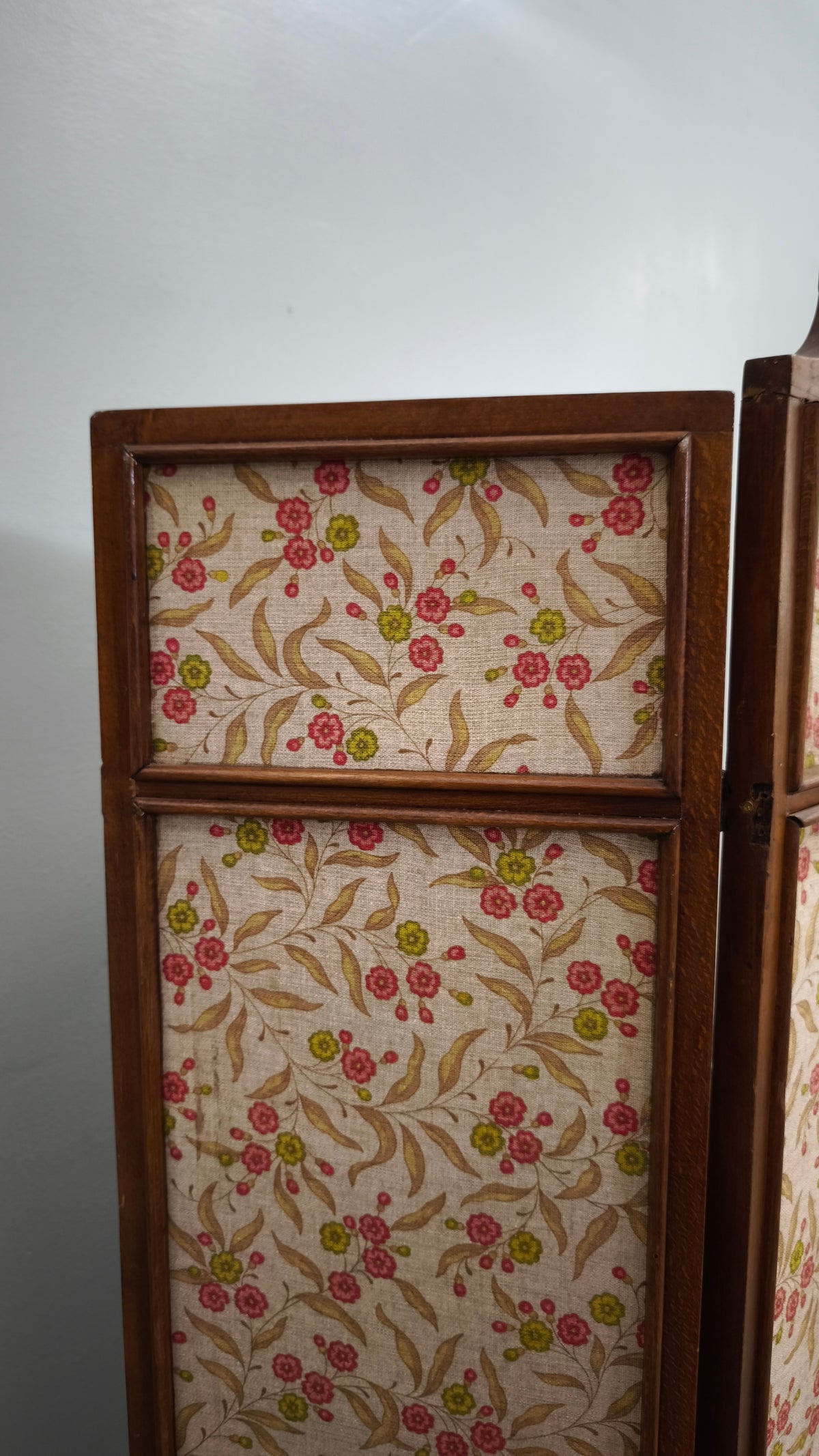 93314 Separé in legno e tessuto con decorazione a motivo floreale