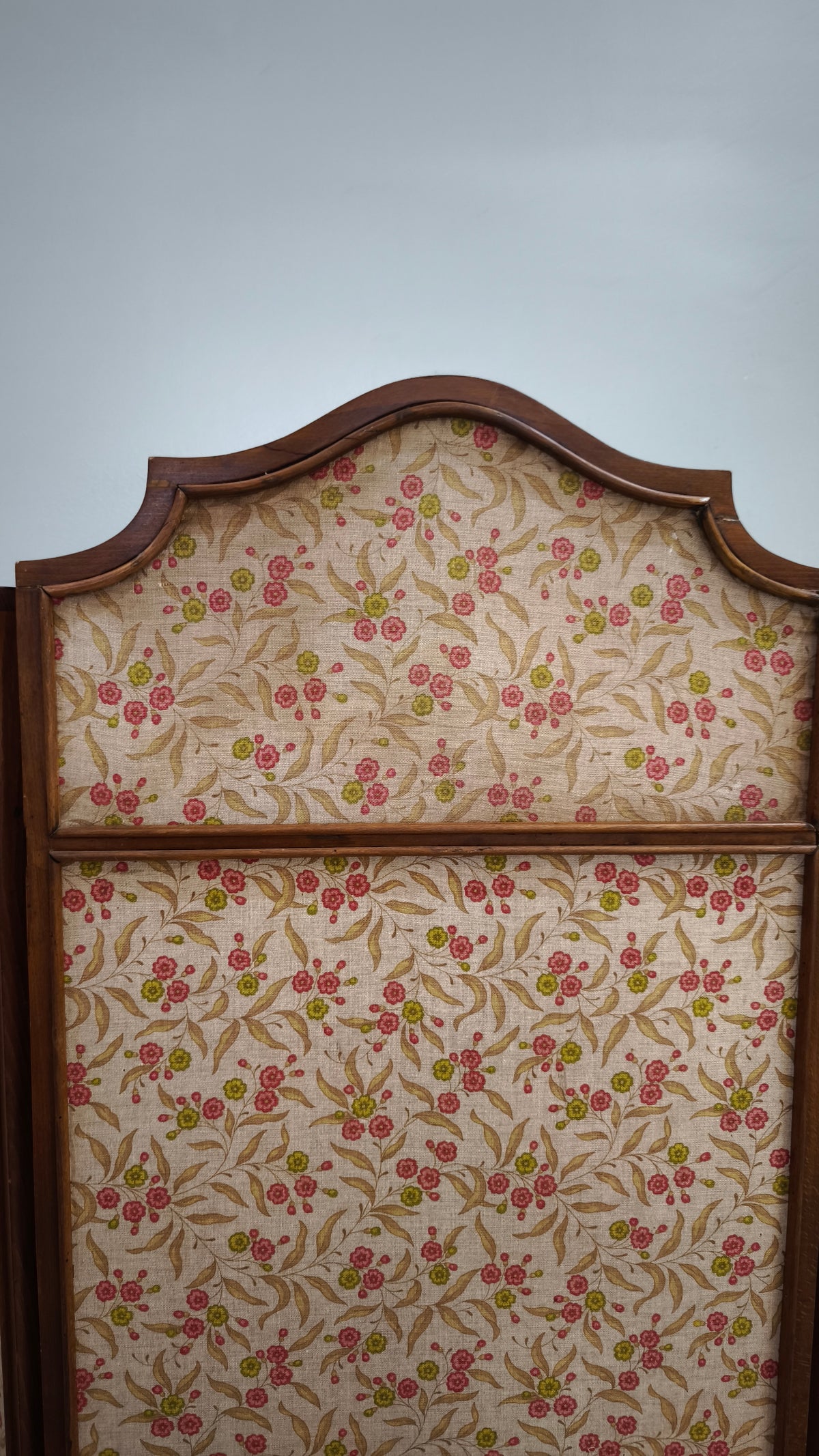 93314 Separé in legno e tessuto con decorazione a motivo floreale