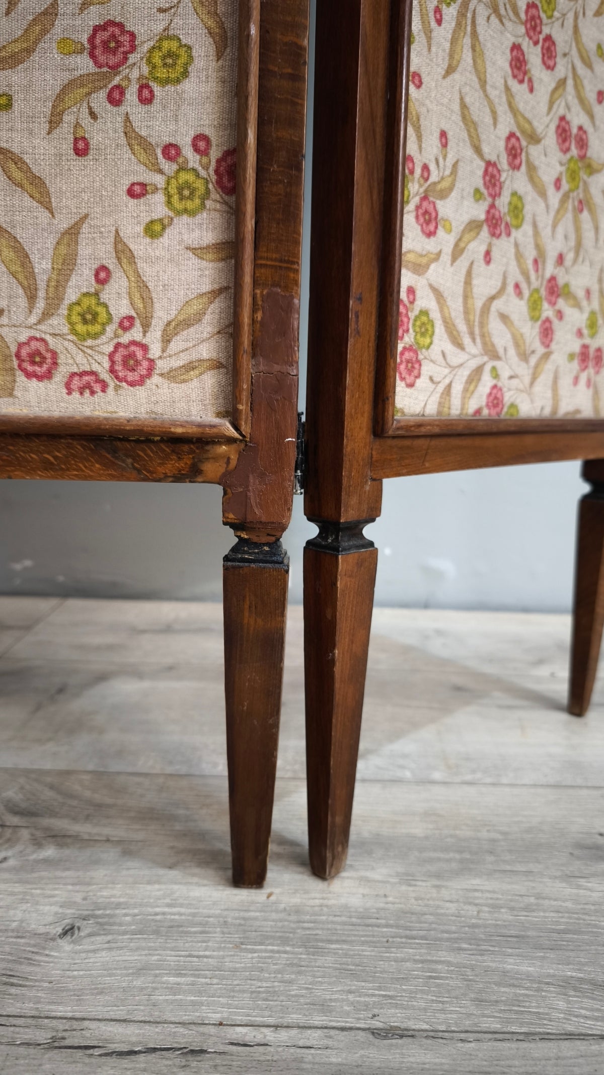 93314 Separé in legno e tessuto con decorazione a motivo floreale