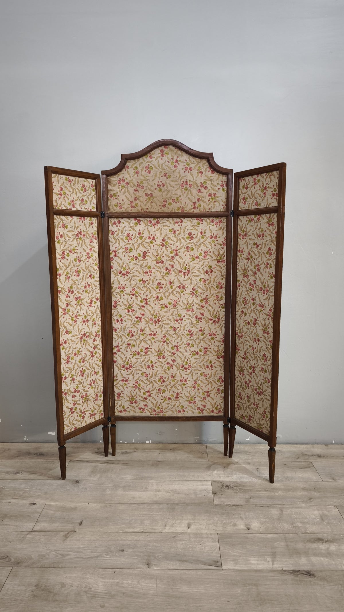 93314 Separé in legno e tessuto con decorazione a motivo floreale