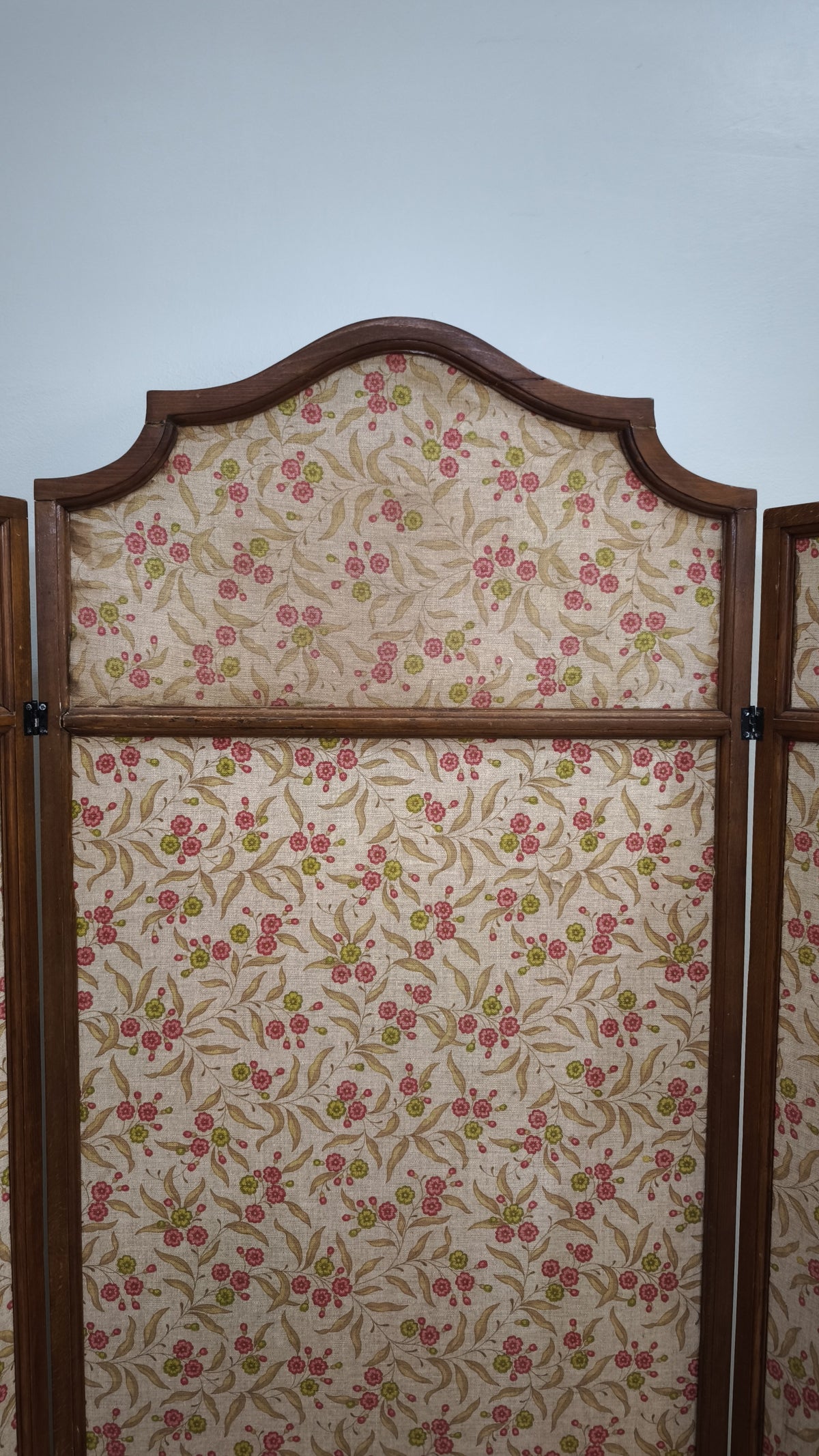 93314 Separé in legno e tessuto con decorazione a motivo floreale