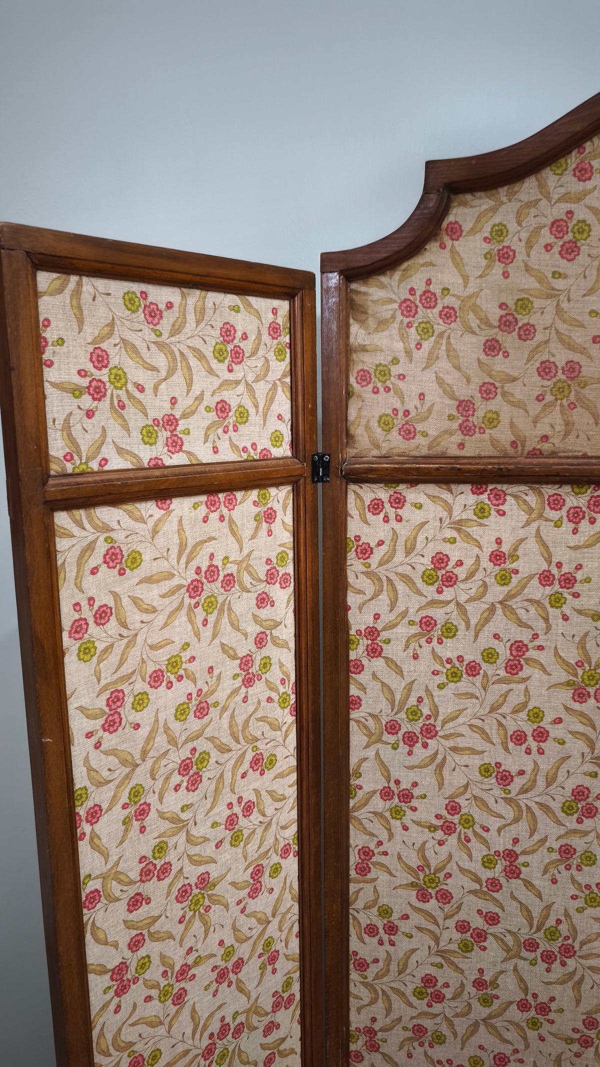 93314 Separé in legno e tessuto con decorazione a motivo floreale