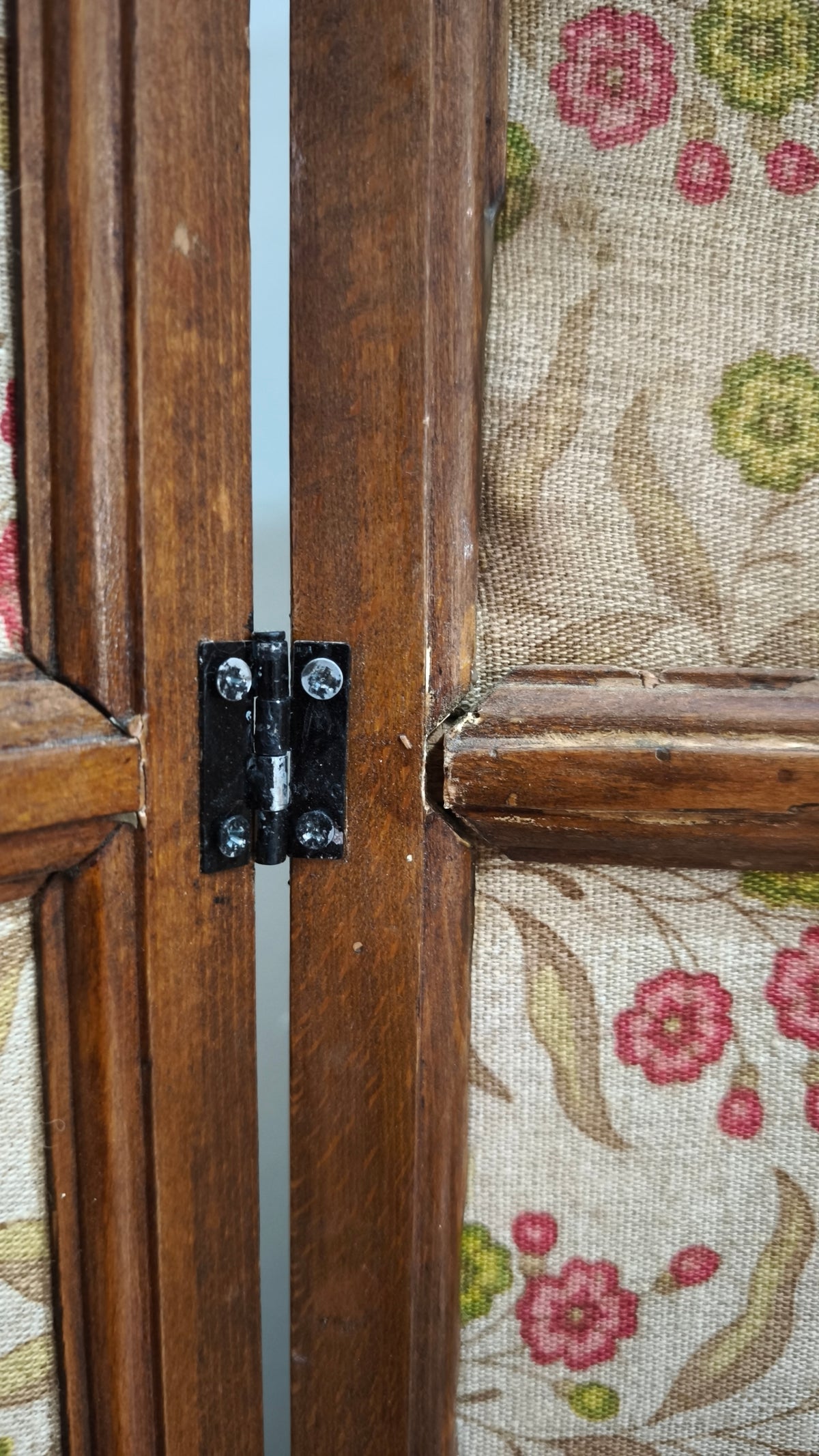 93314 Separé in legno e tessuto con decorazione a motivo floreale