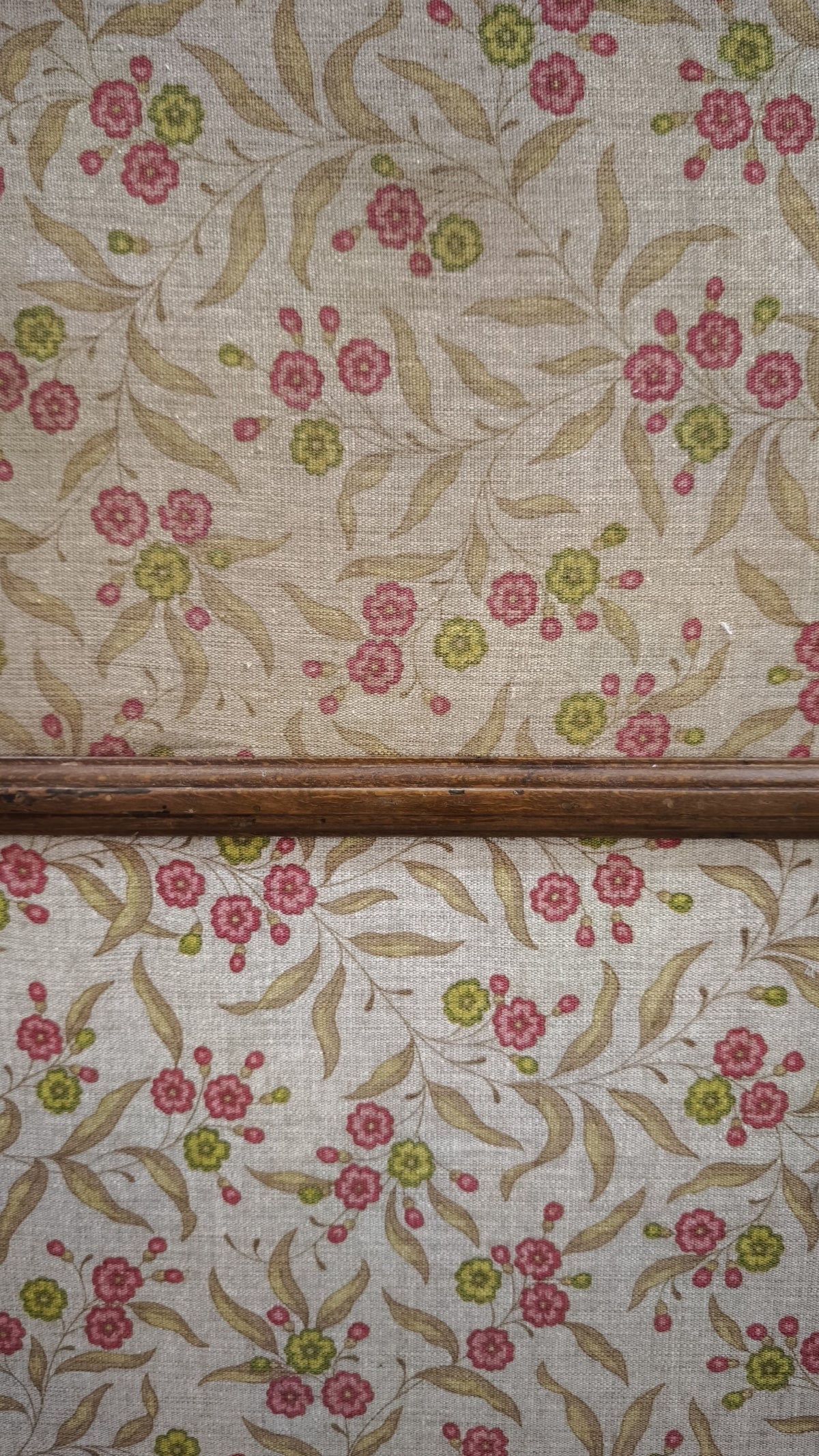 93314 Separé in legno e tessuto con decorazione a motivo floreale