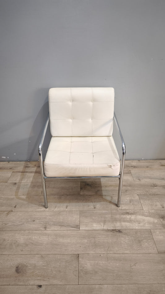 93460 Poltrona in acciaio con seduta e schienale in ski bianco