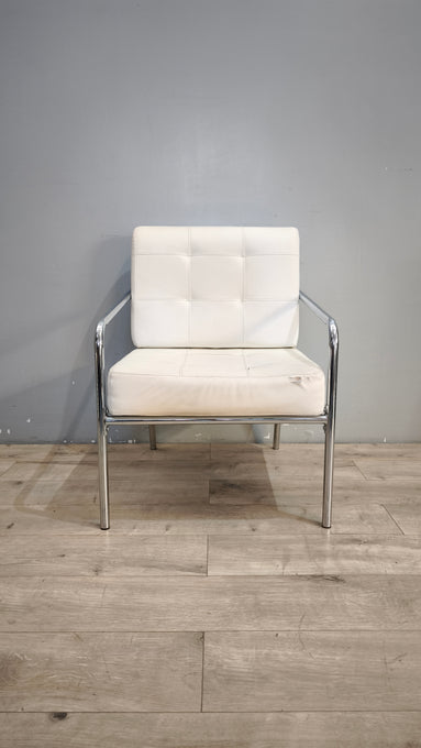 93460 Poltrona in acciaio con seduta e schienale in ski bianco