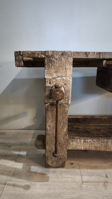 259 Vecchio banco da falegname in legno con morsa e cassetto centrale
